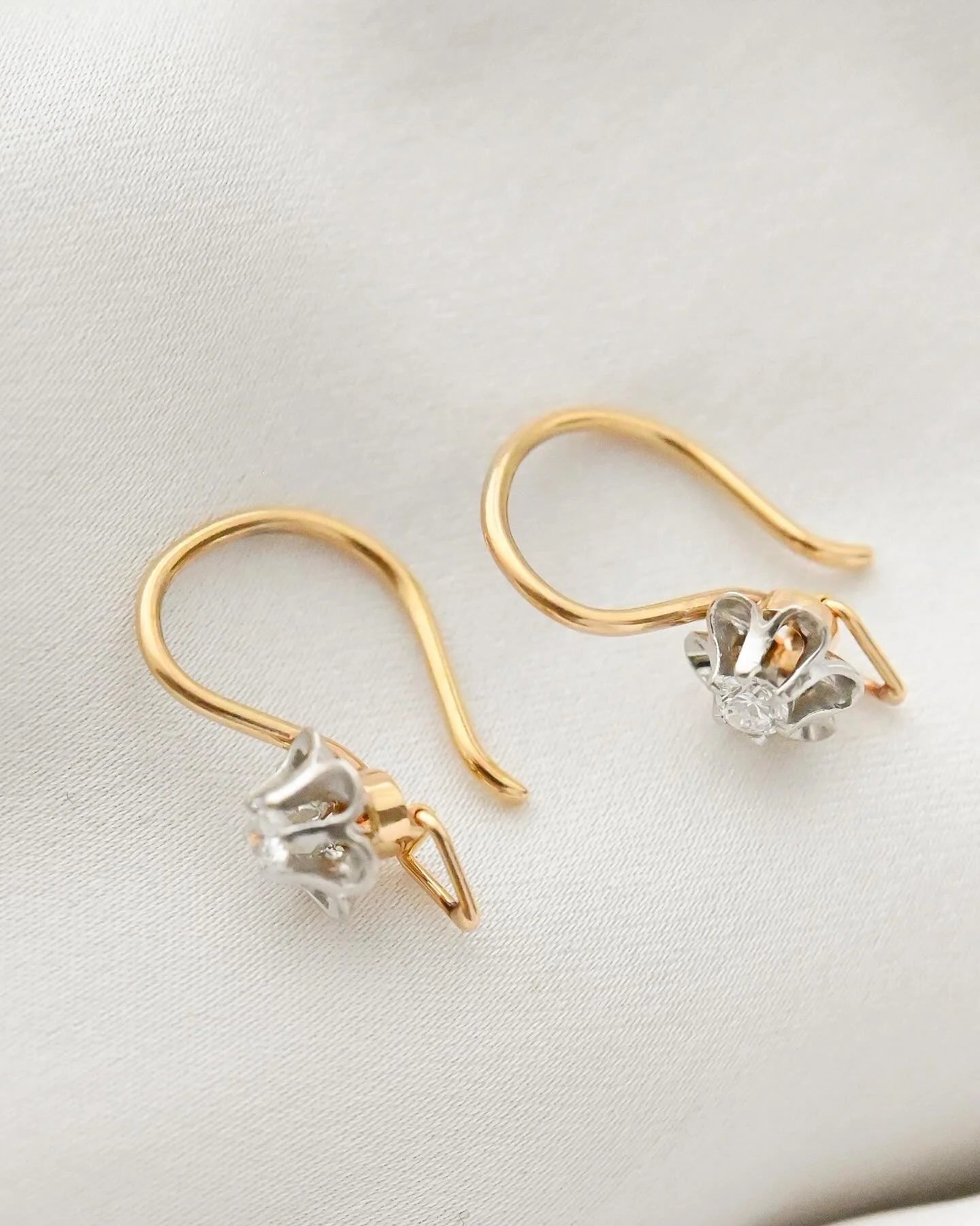Special Rare Buttercup Set Diamonds 18K Gold