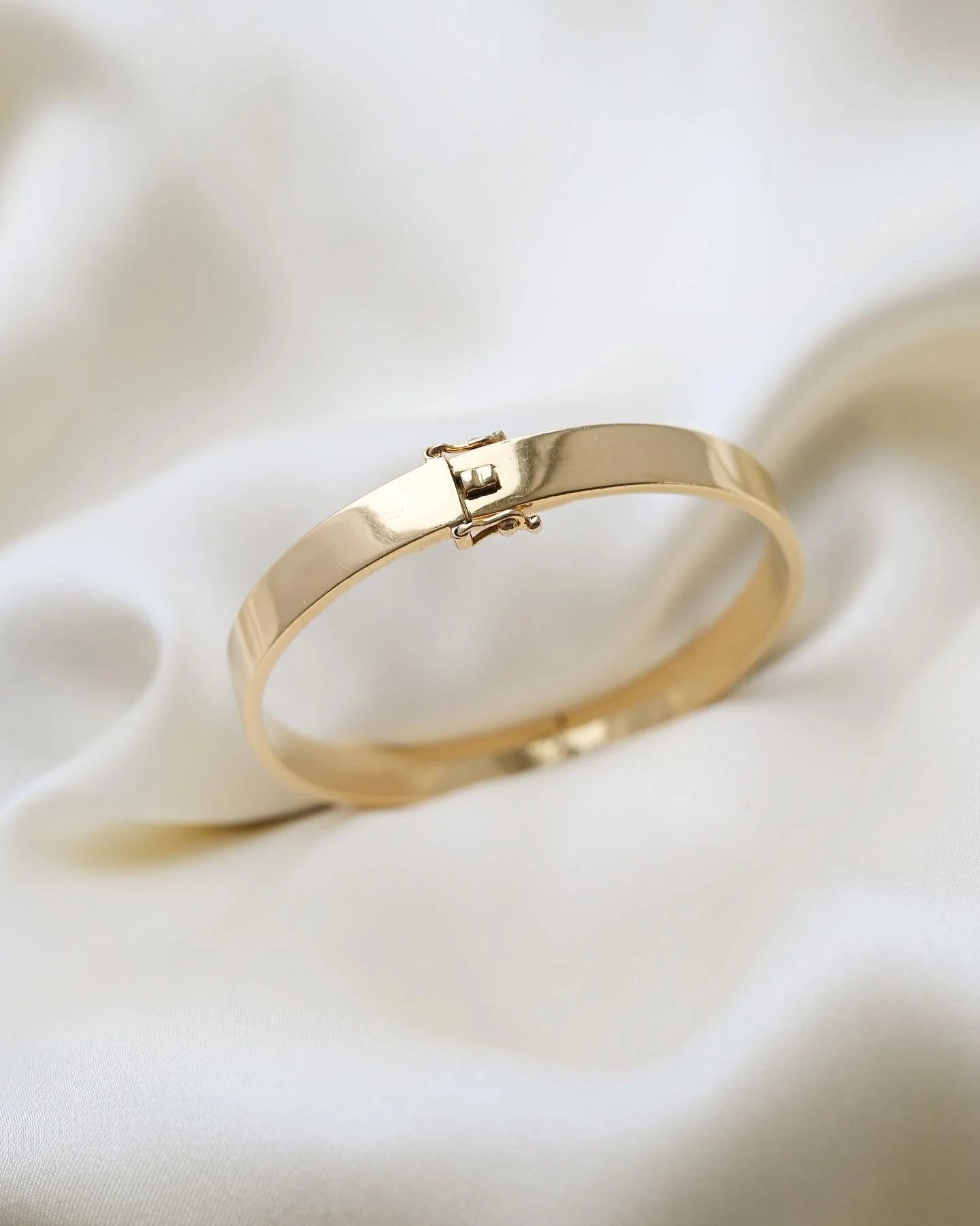 Beautiful Elegant Heavy 32 Grams Bangle 18K Gold