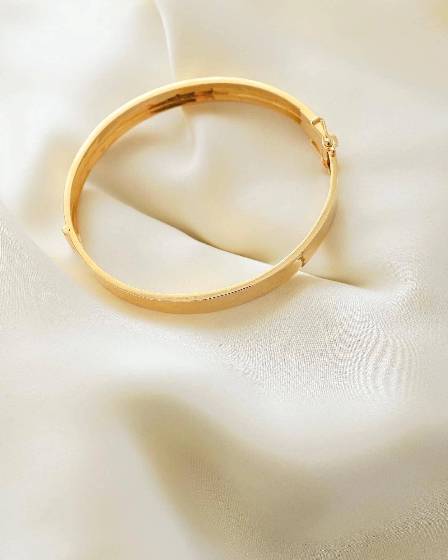 Stunning Hammered Finish Bangle 18K Gold 1977