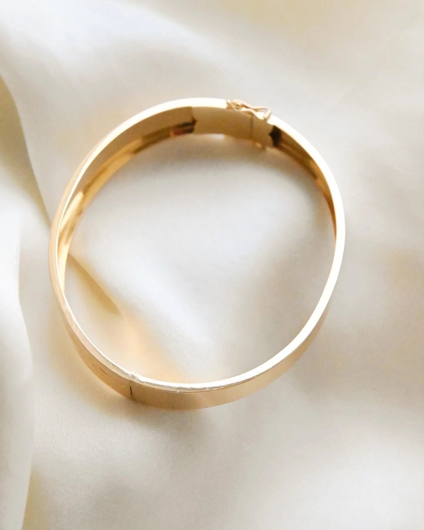 Amazing Beautiful Vintage Bangle w Leaf Engravings 18K Gold
