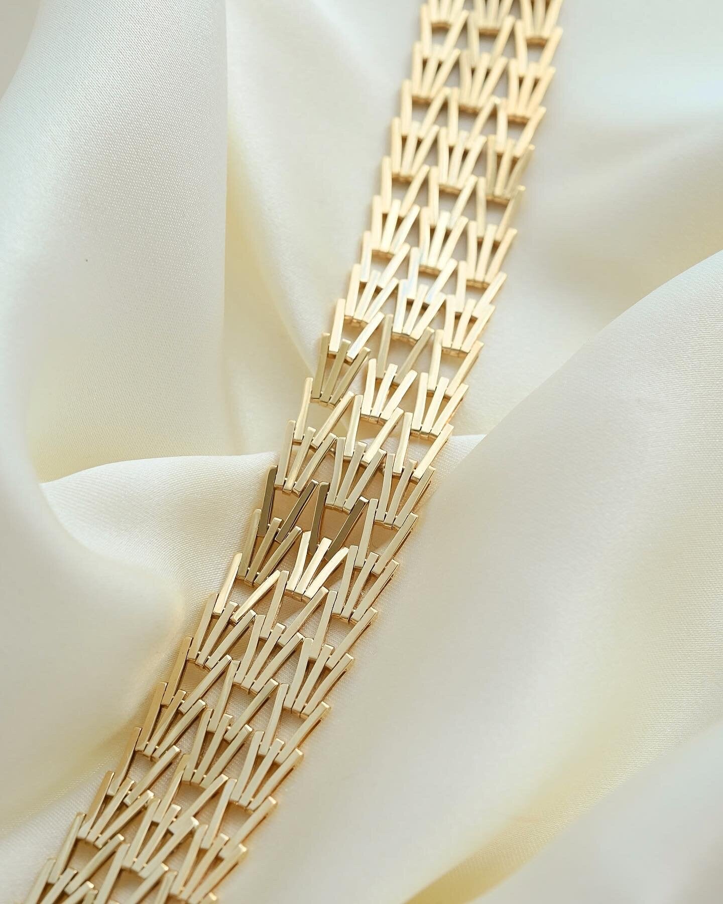 Sublime Danish Mid Century Vintage Geneva Variation Bracelet 14K Gold 1960s