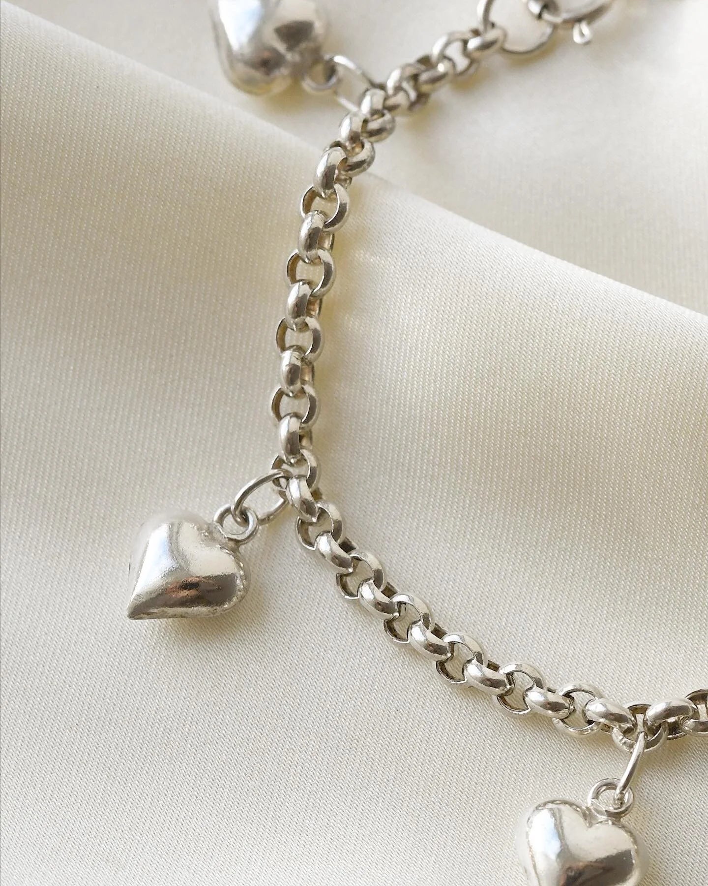 Adorable Victorian Rolo Link Bracelet with Puffy Hearts