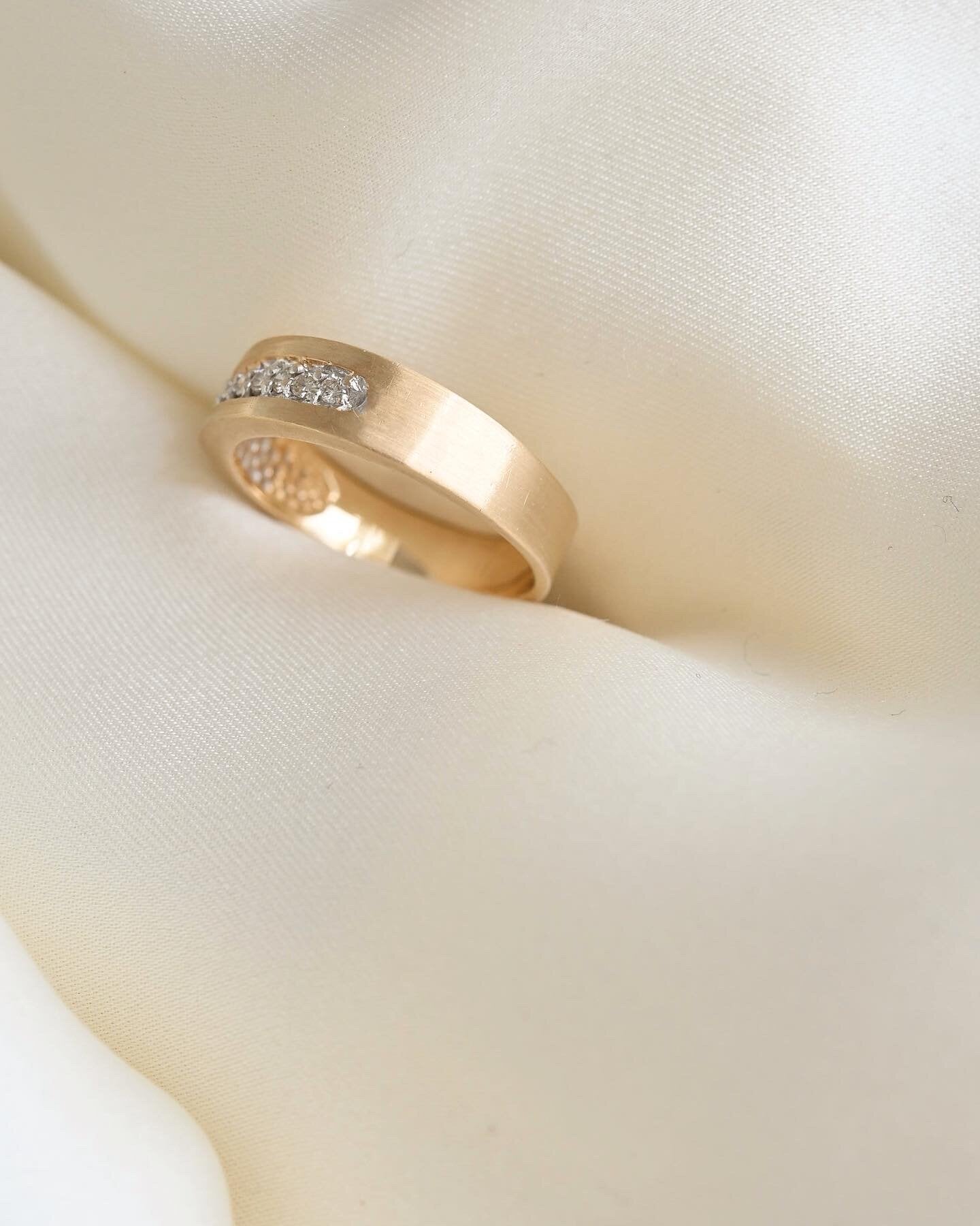 Stunning Soft Textured Diamond Estate Band 10K Gold