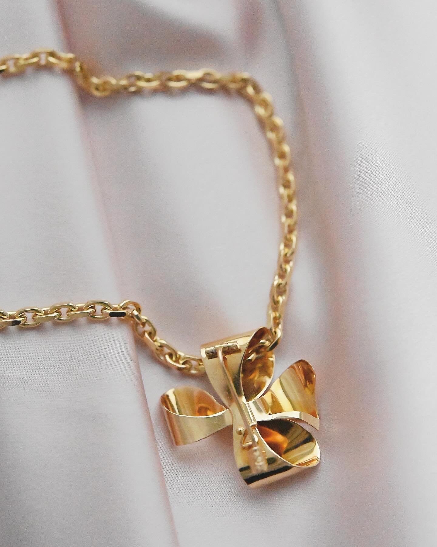 The Cutest Most Special 🎀 Ribbon Bow Pendant/Brooch 18K Gold 1940s