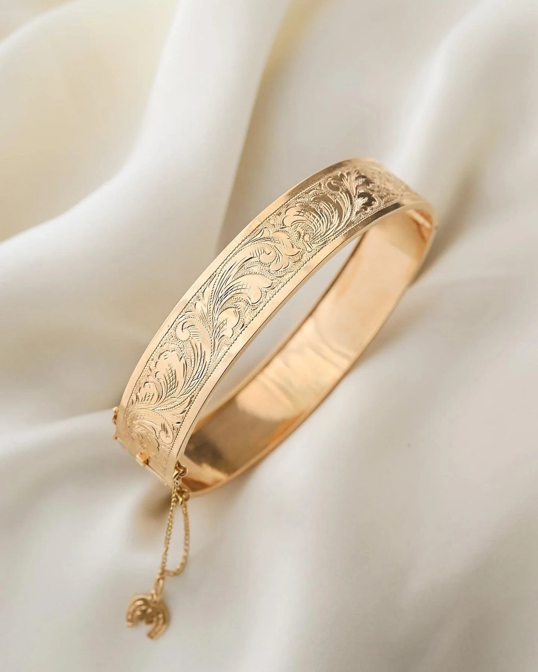 Special Vintage Engraved Bangle 18K Gold 1951