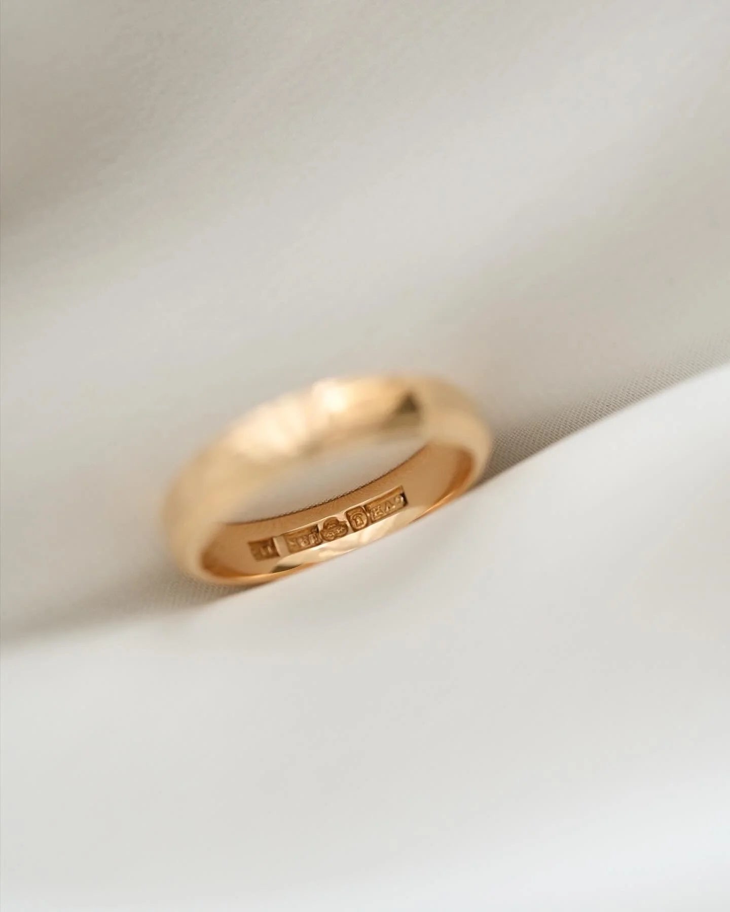 Stunning High Polished Band 18K Gold Swedish Vintage 1962