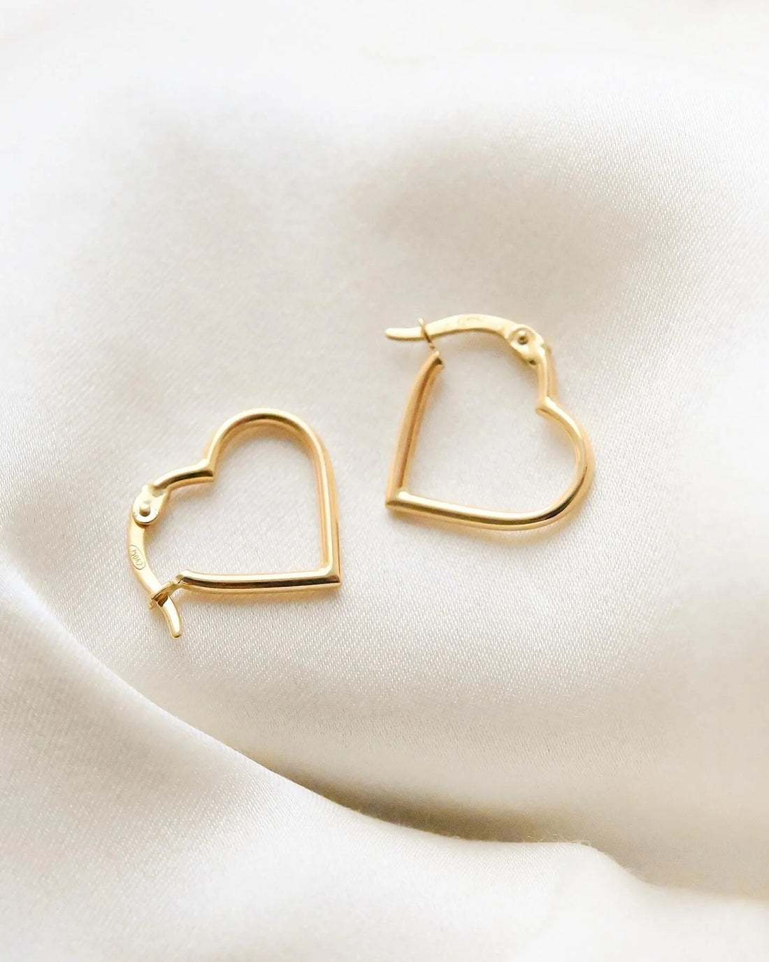 Heart Shaped Vintage Hoop Earrings 18K Gold 1970