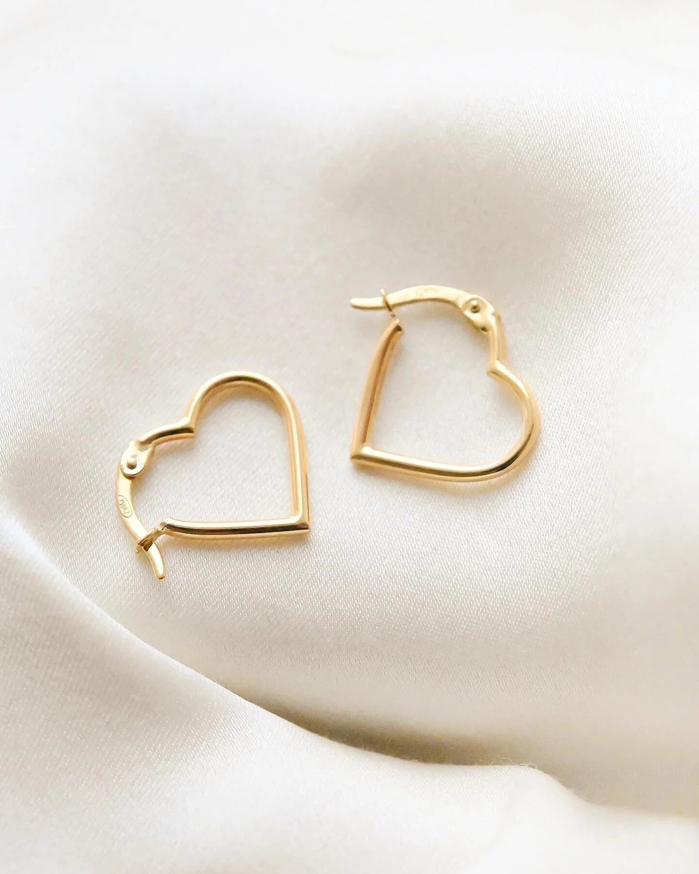 Heart Shaped Vintage Hoop Earrings 18K Gold 1970