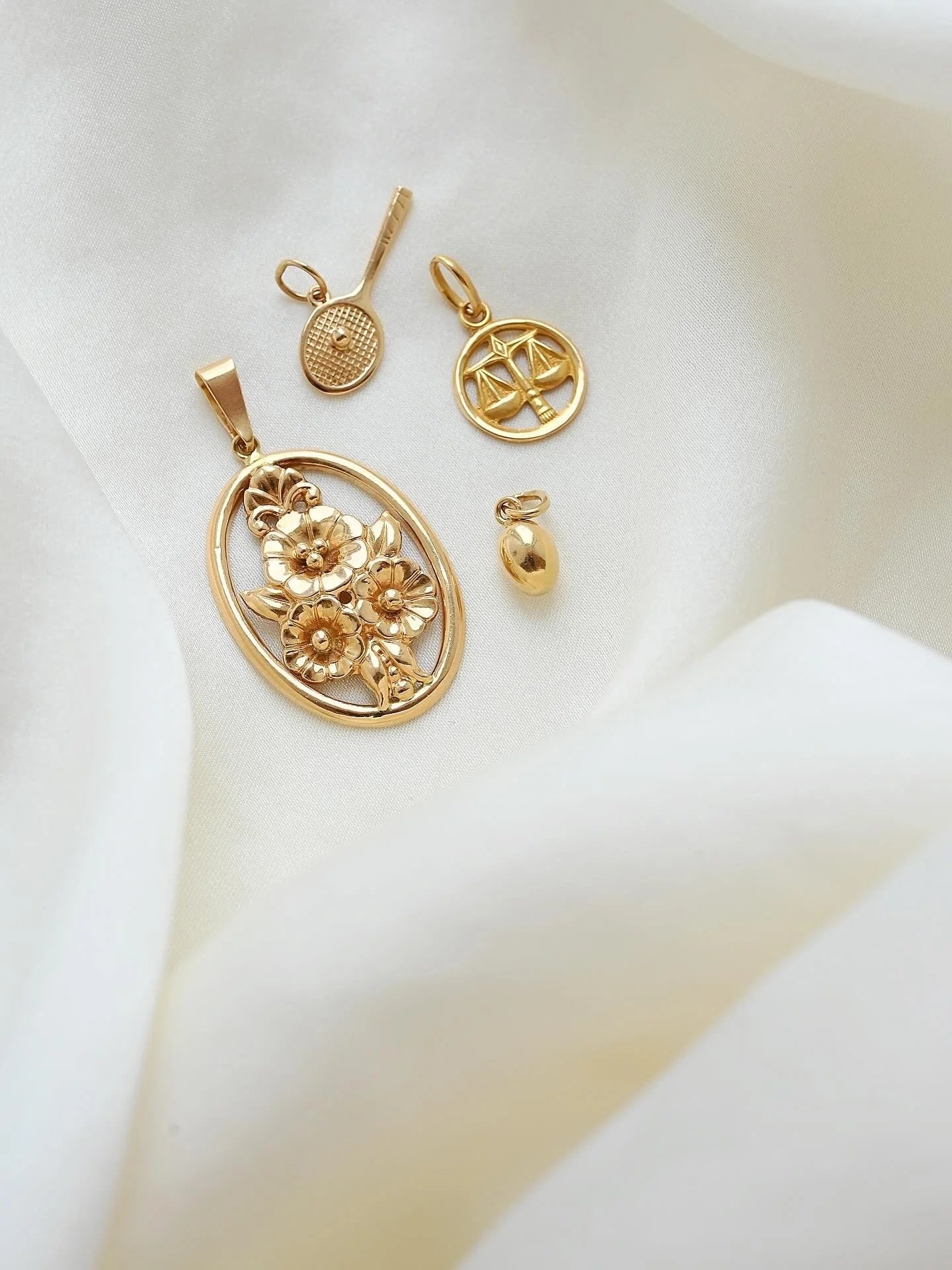 Vintage Libra Pendant 18K Gold