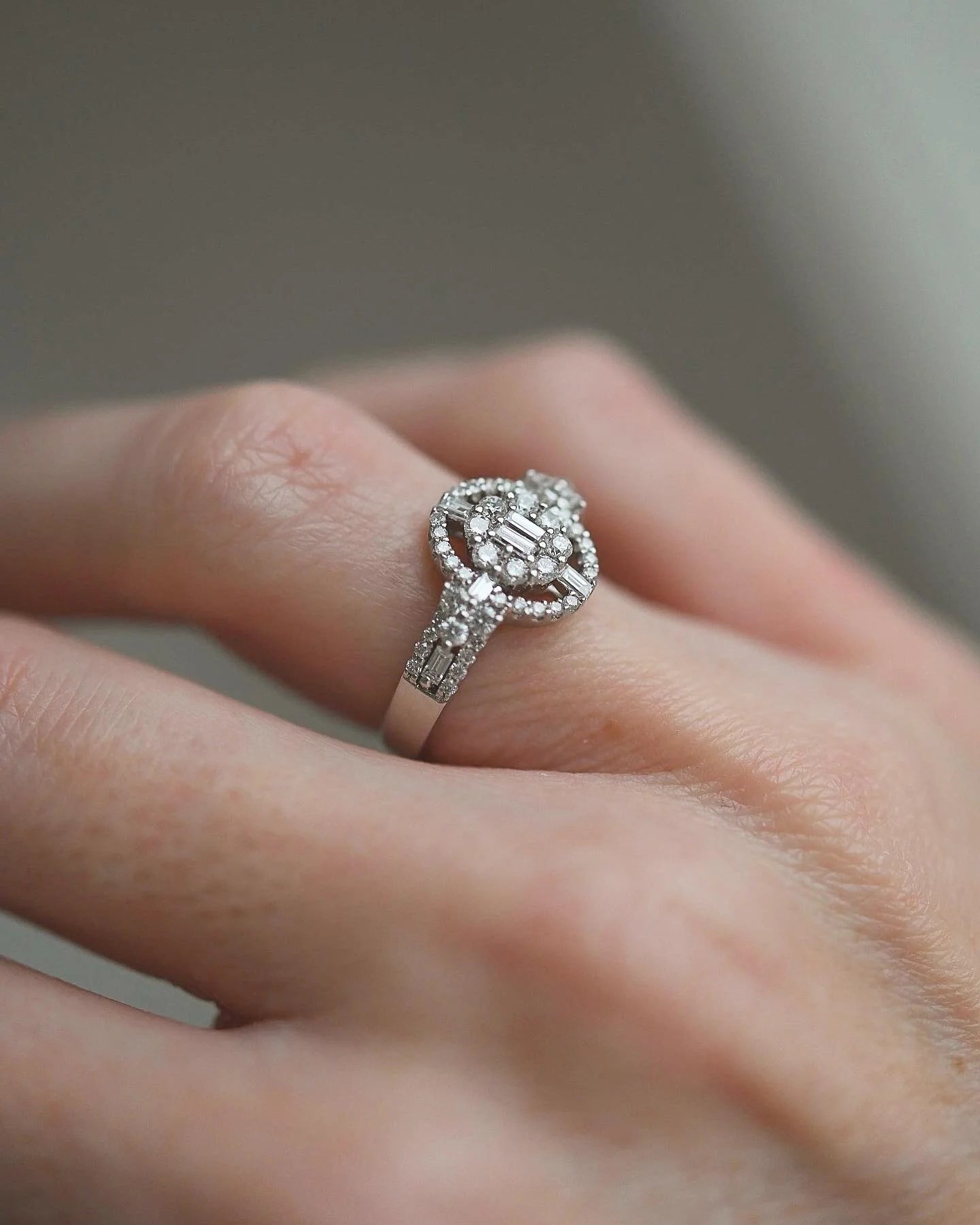Stunning White Gold  Diamond Compass Set Dream Ring 18K White Gold