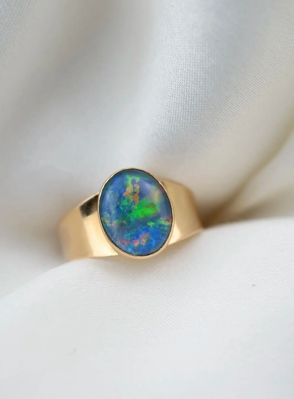 Magical Vintage Opal Ring 18K Gold
