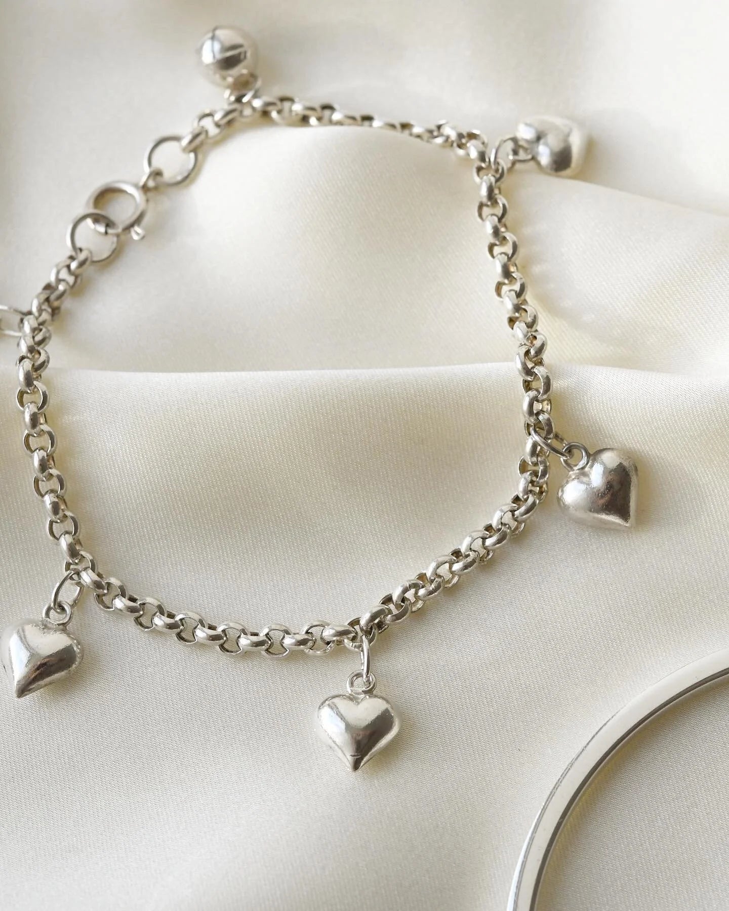 Adorable Victorian Rolo Link Bracelet with Puffy Hearts