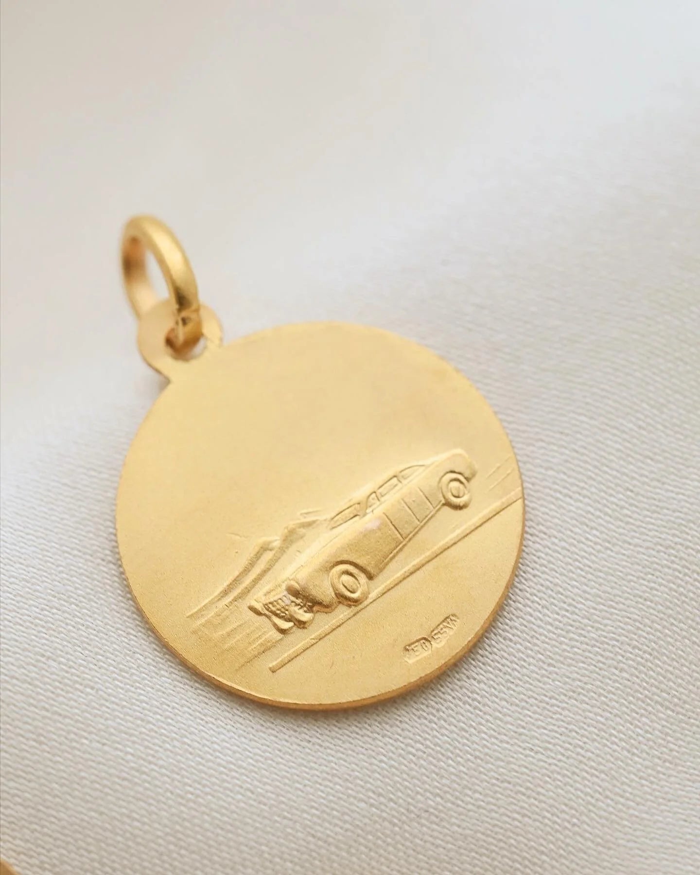 Gorgeous Italian Religious Vintage Pendants 18K Gold