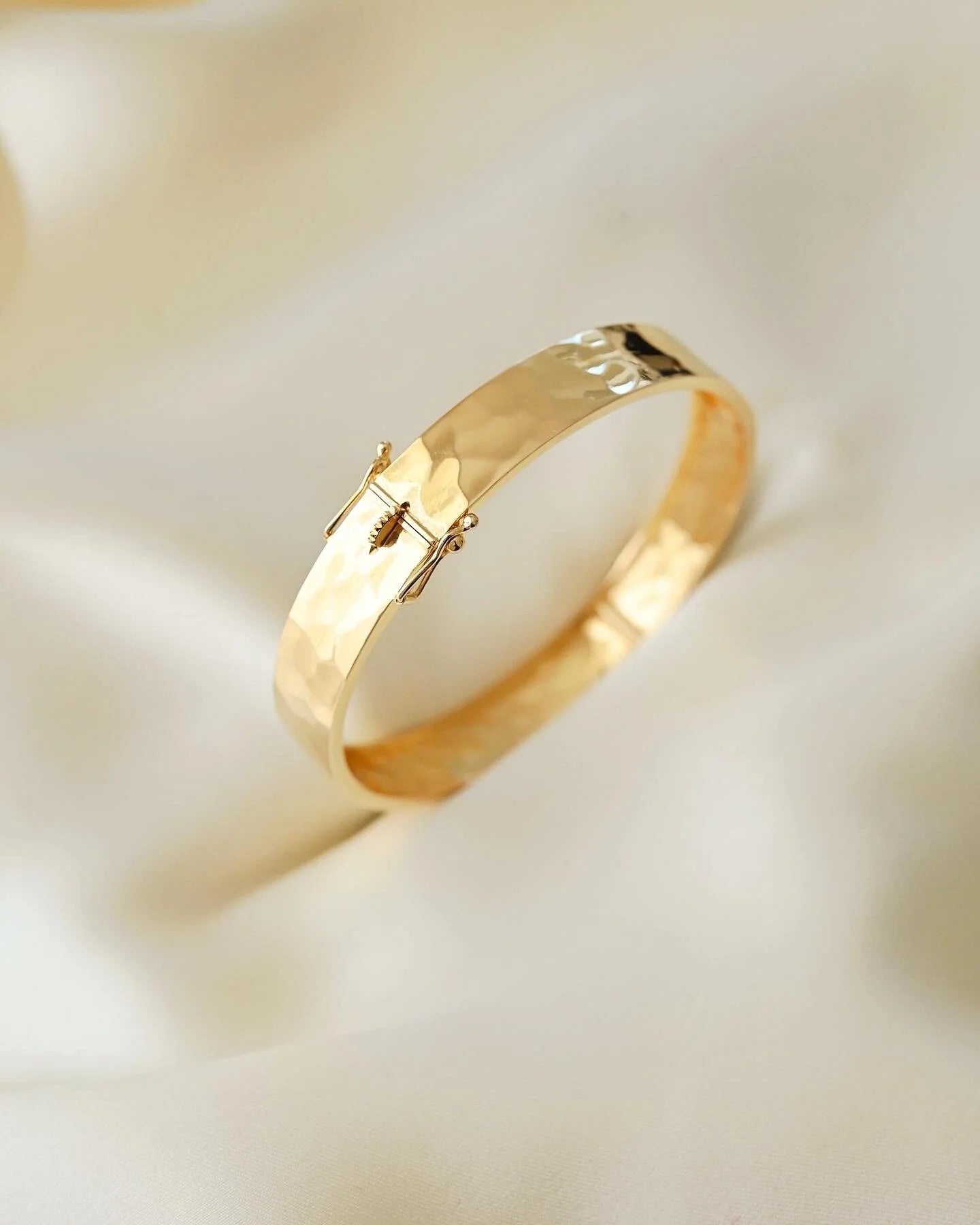 Stunning Hammered Finish Bangle 18K Gold 1977