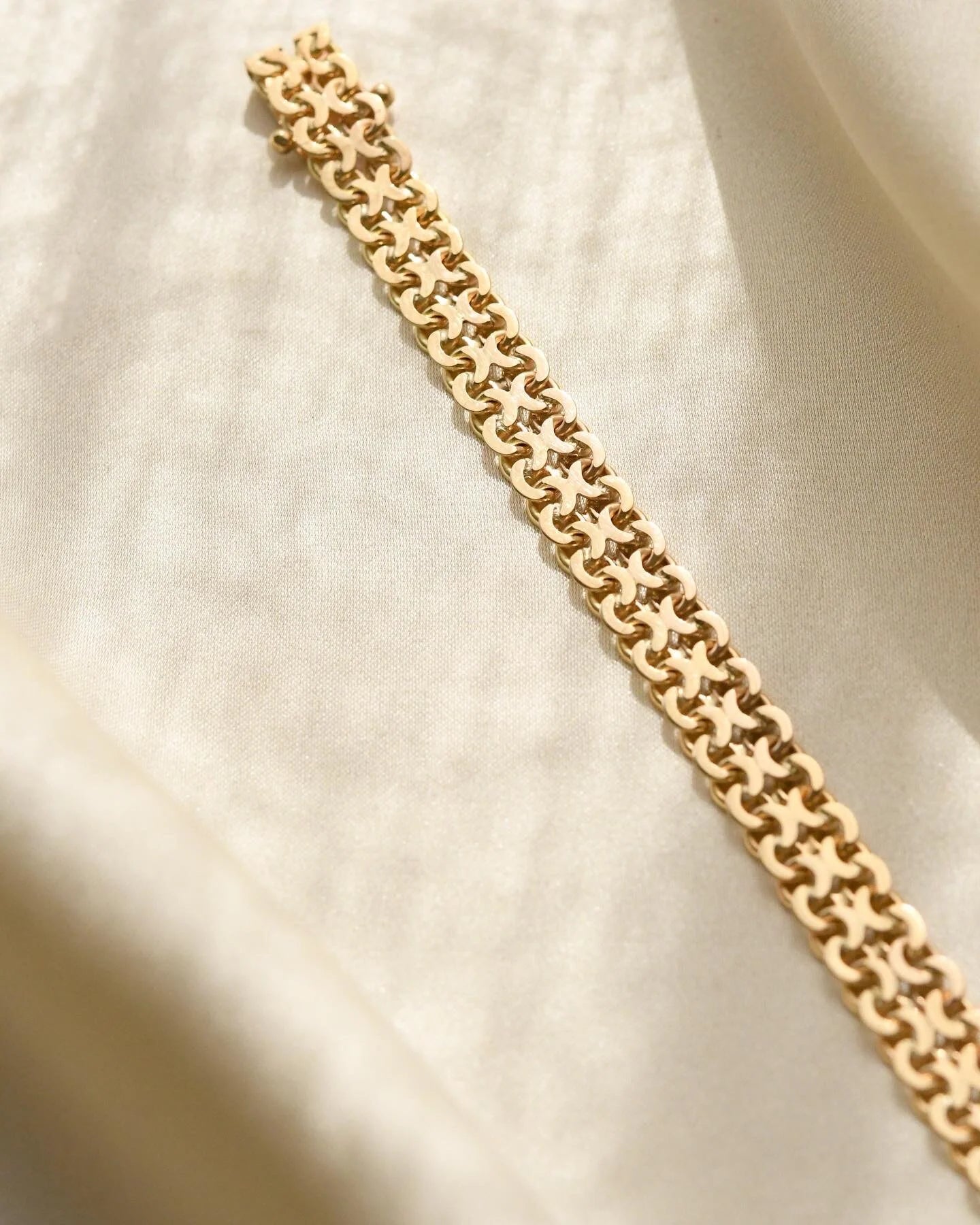 Beautiful Vintage X-link Bracelet 14K Gold