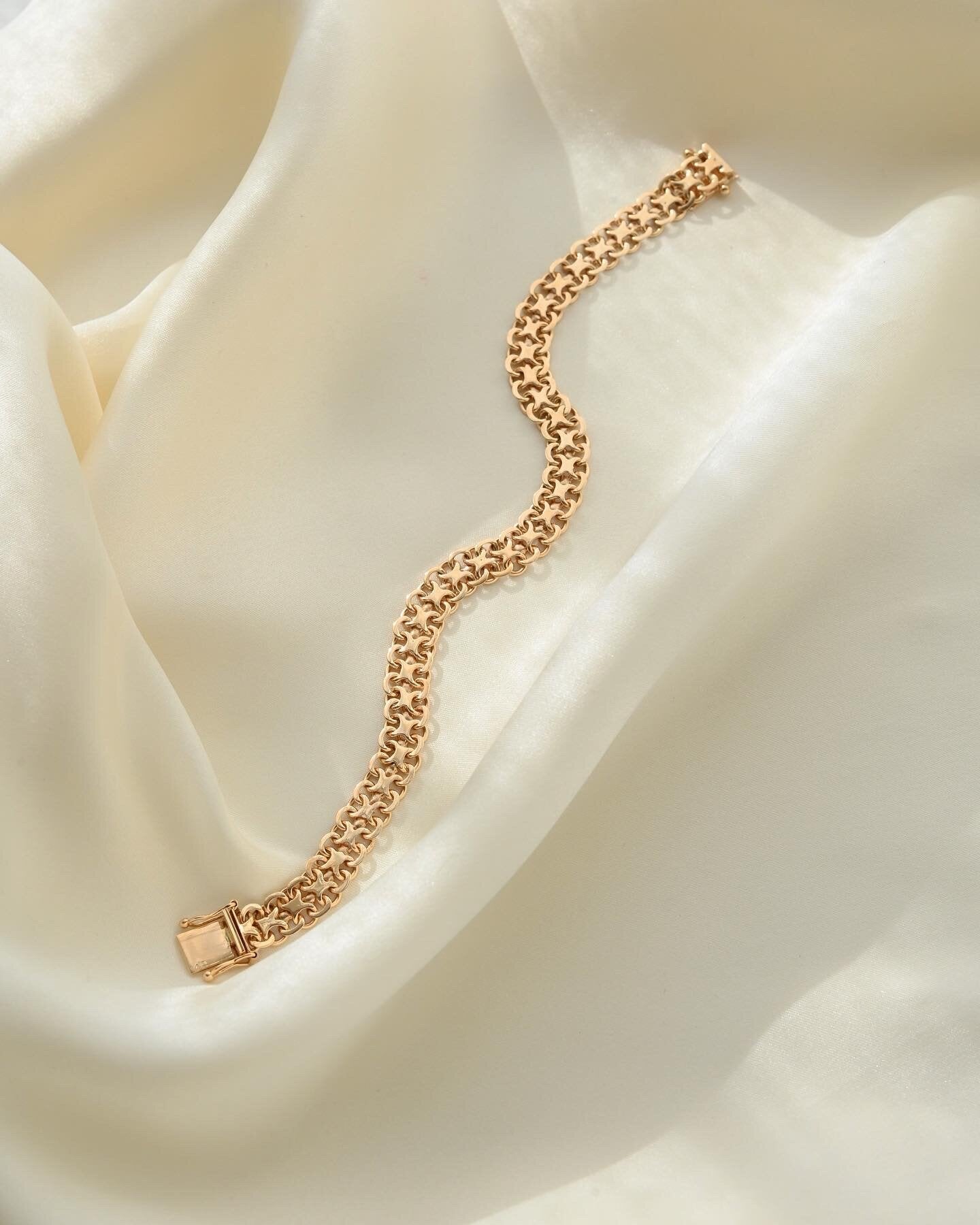 Stunning Feminine X Link Vintage Bracelet 18K Gold 1969