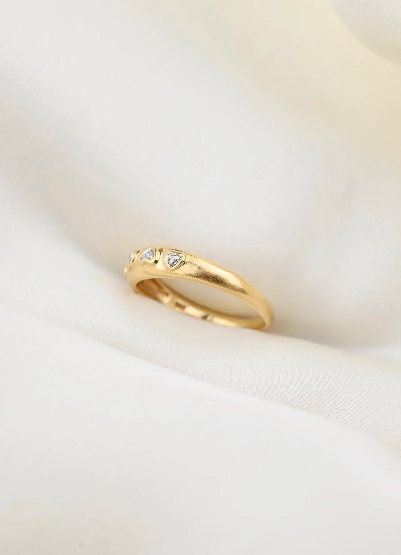 Sweet Heart Diamond Band 18K Gold Vintage 1970s