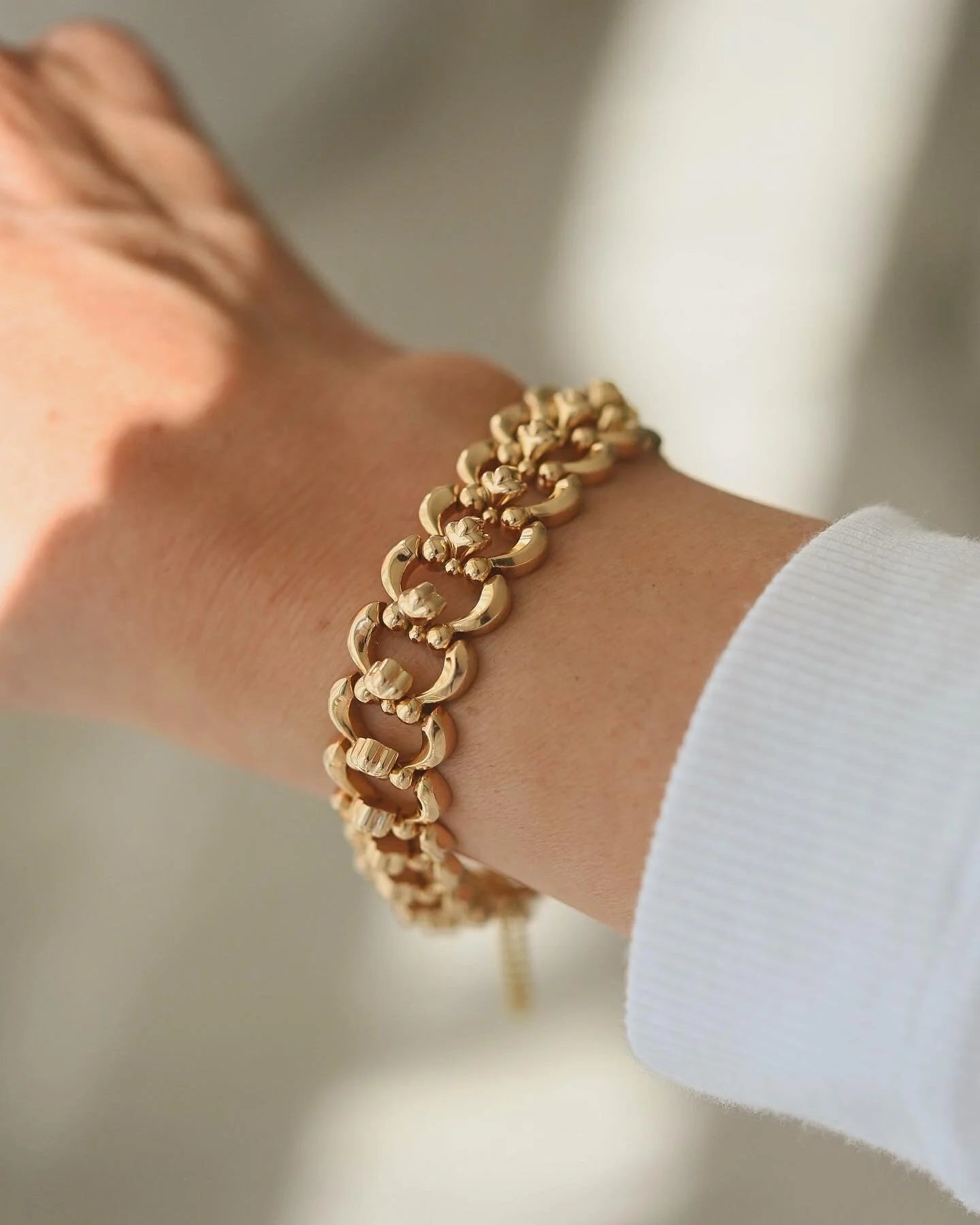 Stunning Once in A Lifetime Vintage Bracelet 18K Gold