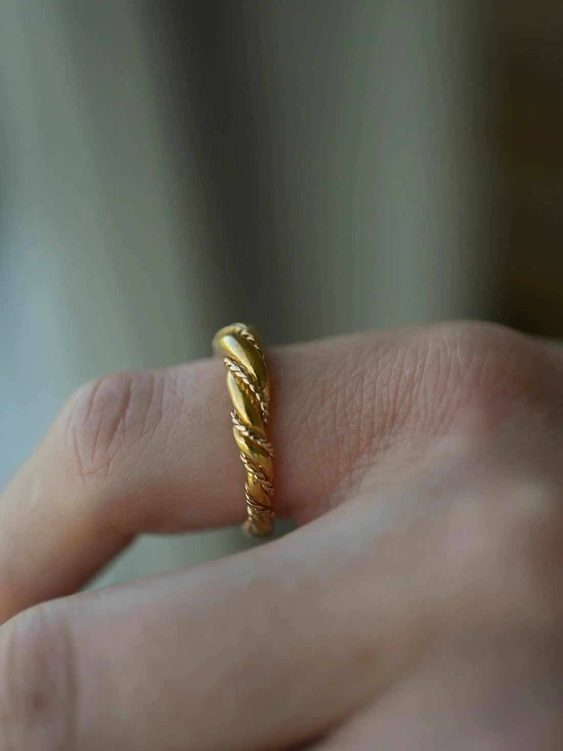 Glowing Spiral Twist Ring 23K Gold Sweden