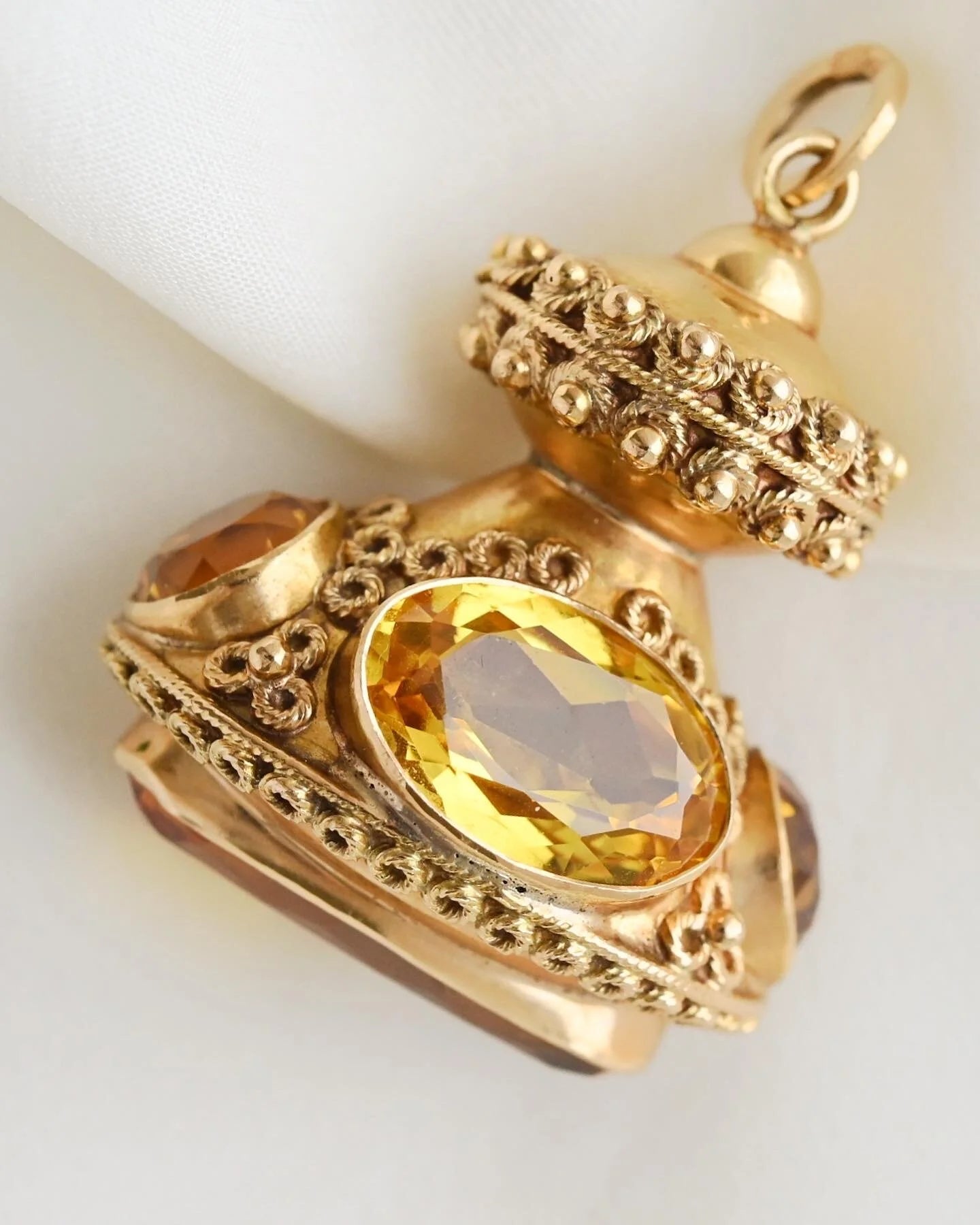 Sublime 19 Grams Heavy Extraordinarily Beautiful Antique Fob 18K Gold Beg 1900s