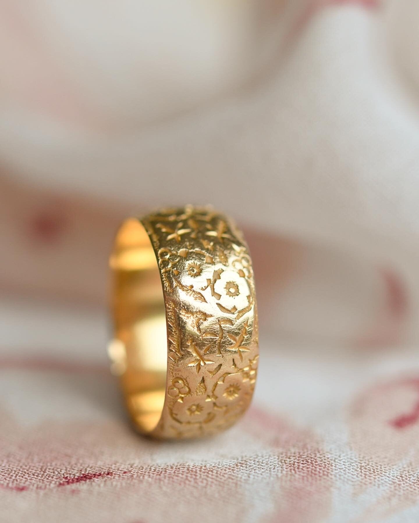 Gorgeous Edwardian Flower Engraved Ring 18K Gold 1905
