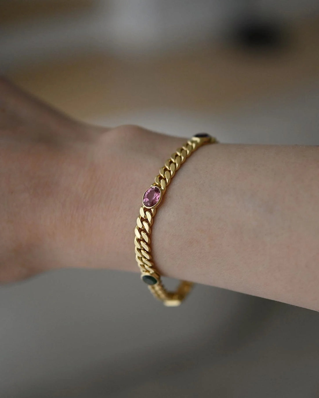 Extraordinary Beautiful Vintage Harlekin Curb Link Gemstone Bracelet 18K Gold 1970s