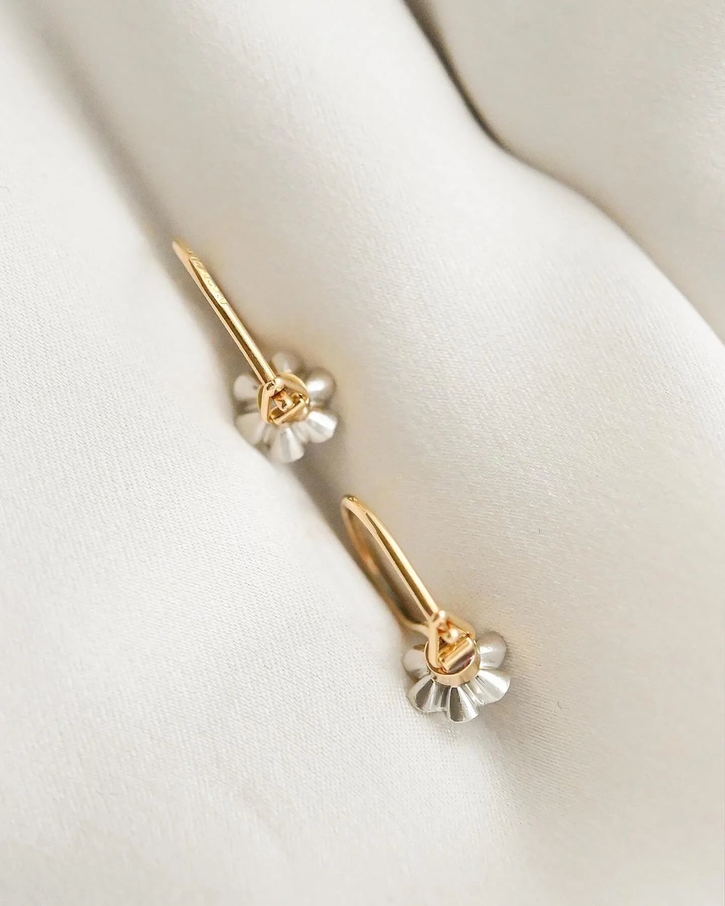 Special Rare Buttercup Set Diamonds 18K Gold