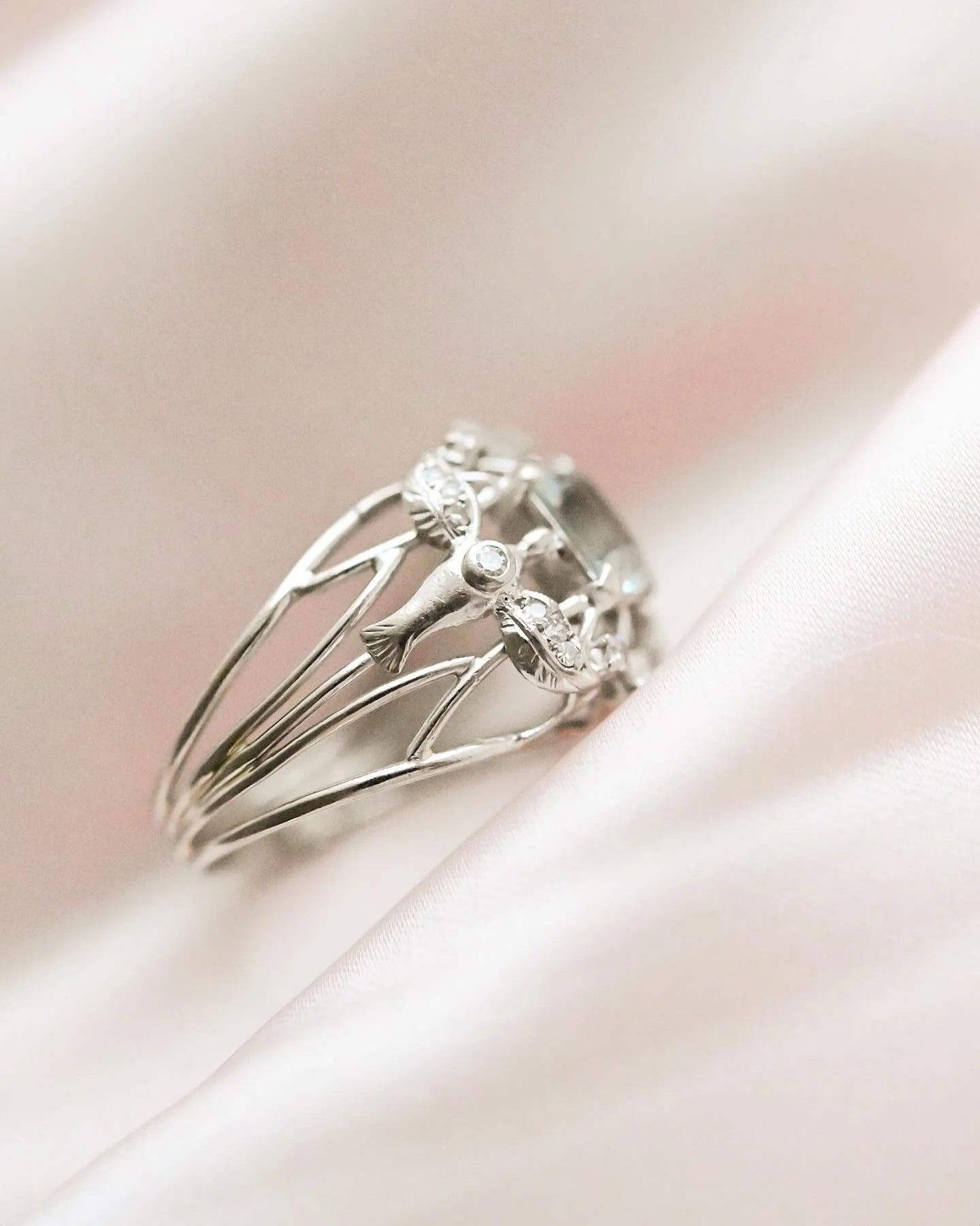Stunning 18K White Gold Ring w Aquamarine and Diamonds 18K White Gold