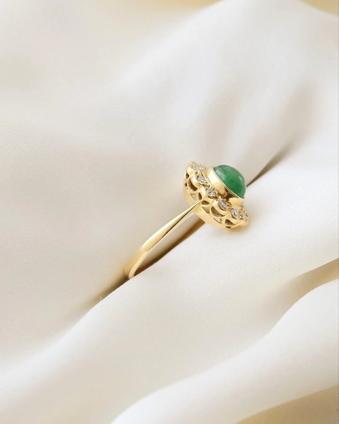 Luxurious English Vintage Ring Emerald x Diamond 18K Gold 1980