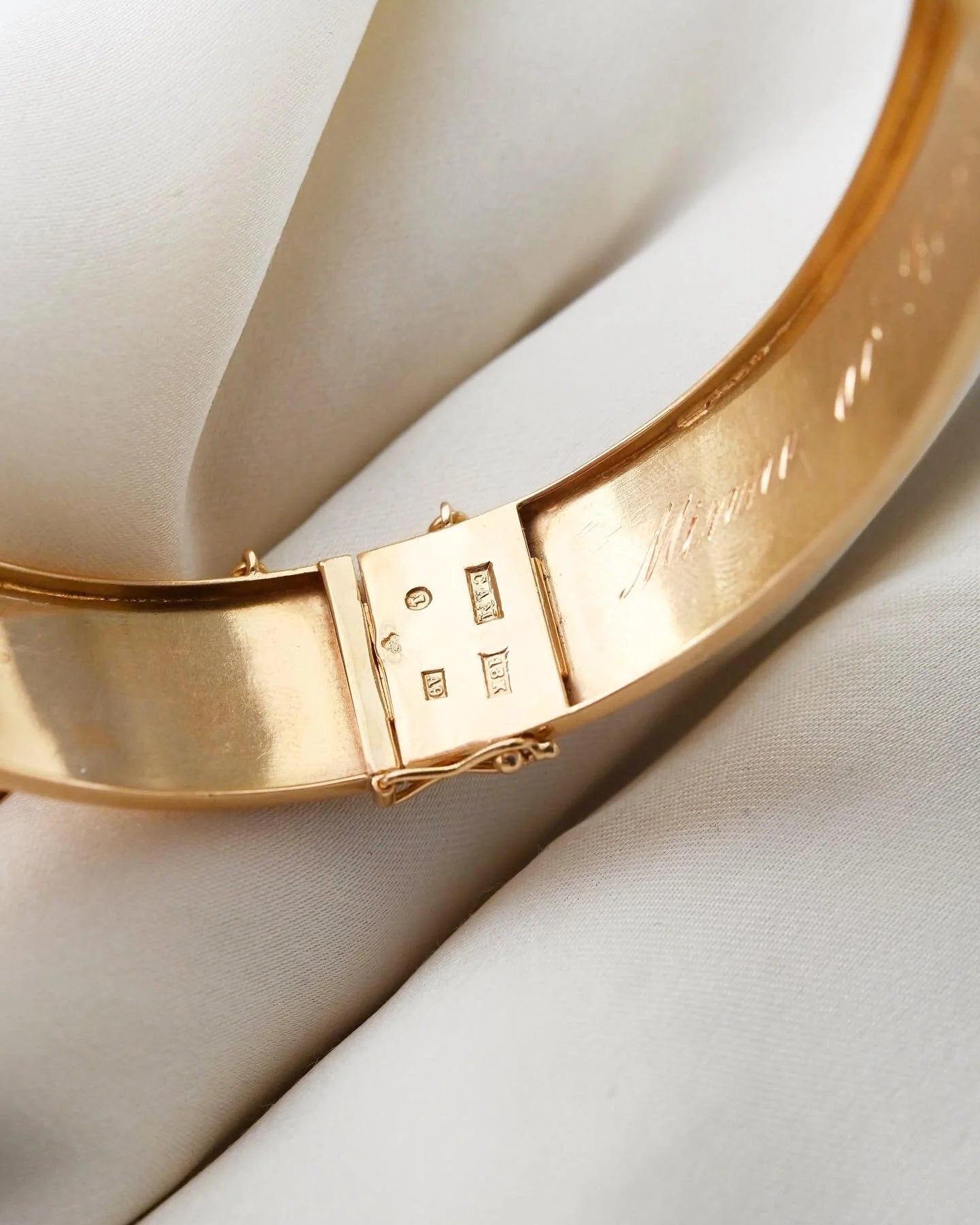 Special Vintage Engraved Bangle 18K Gold 1951