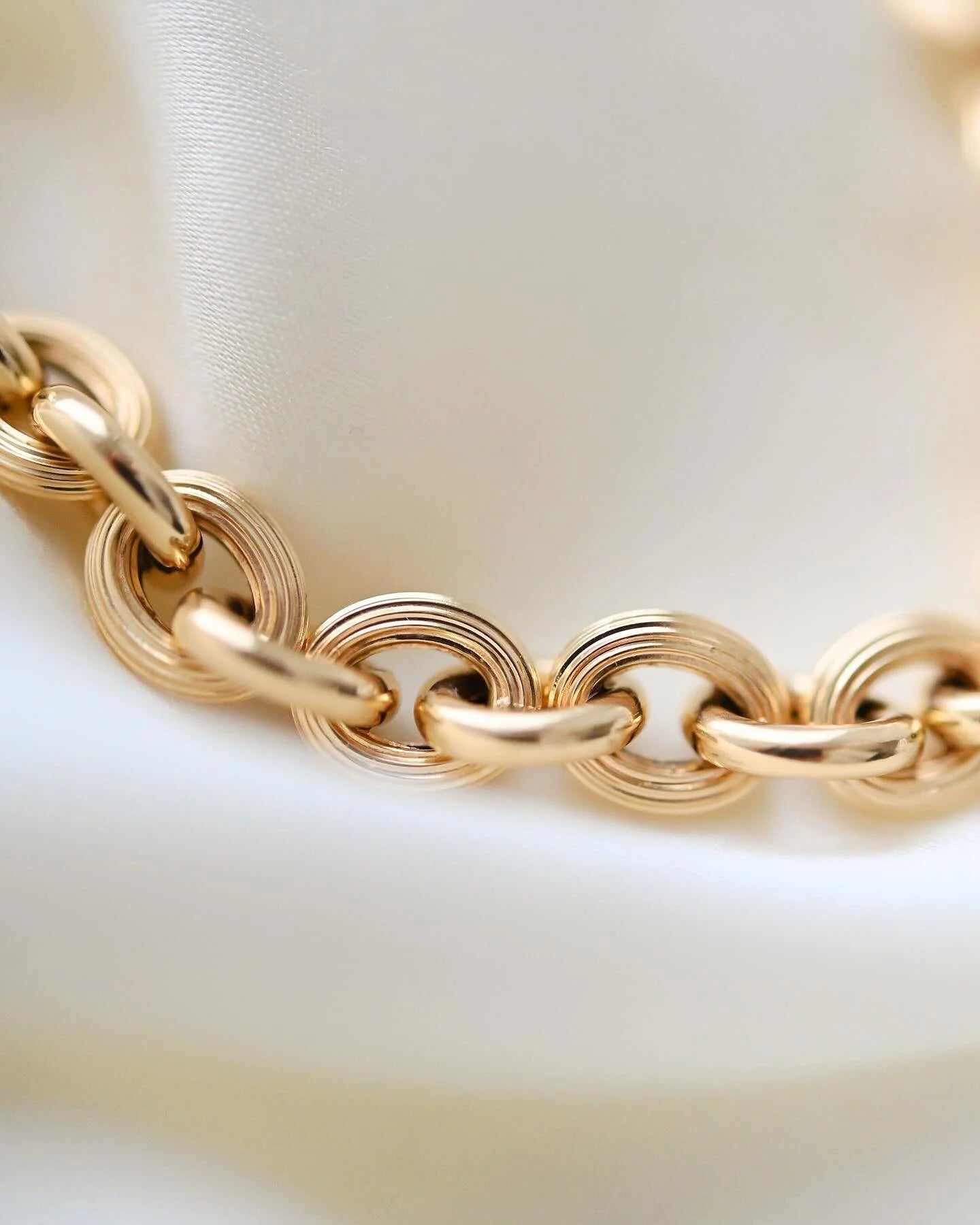 Drop Dead Gorgeous Vintage Bracelet 18K Gold Mid 1900s