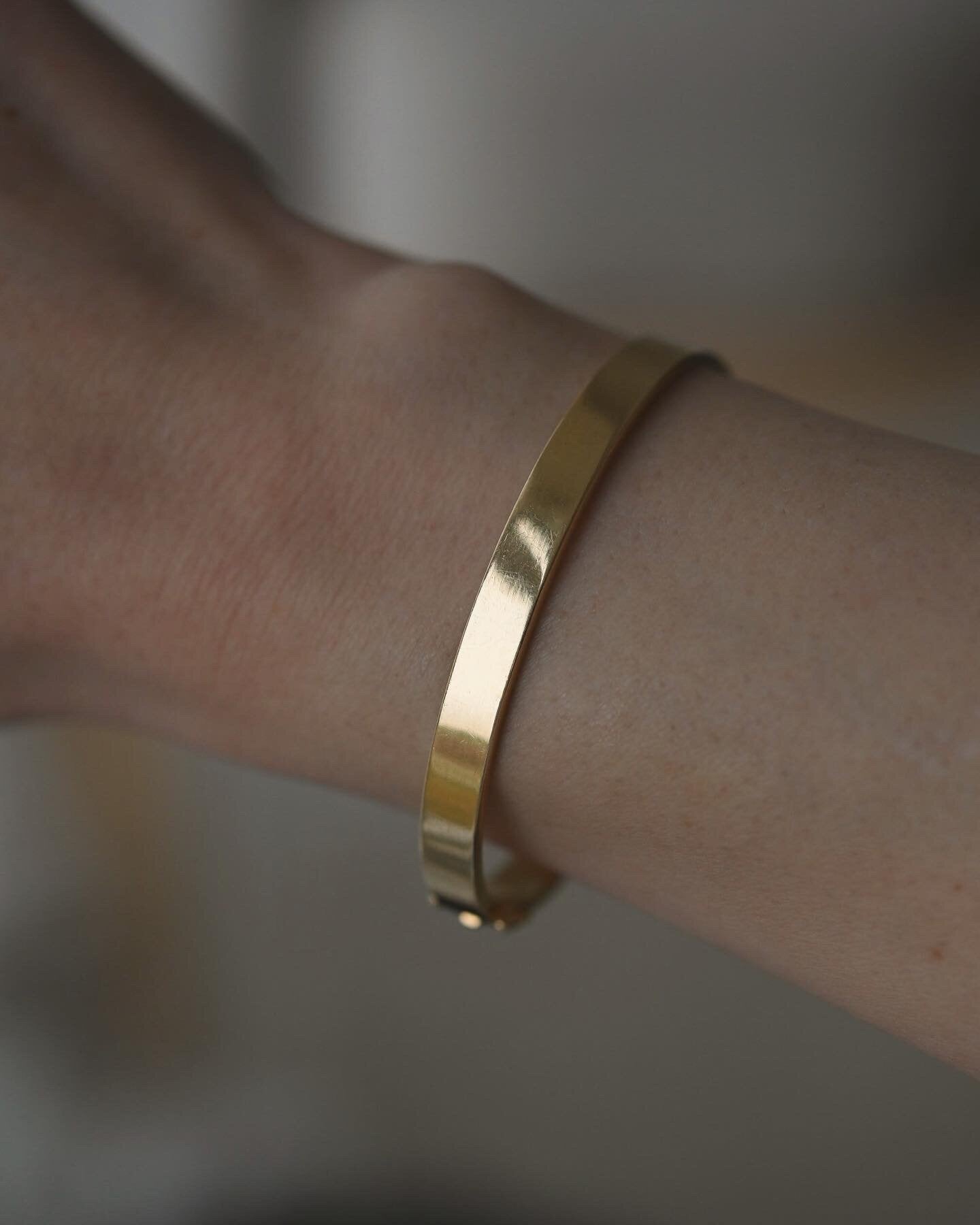 Beautiful Elegant Heavy 32 Grams Bangle 18K Gold