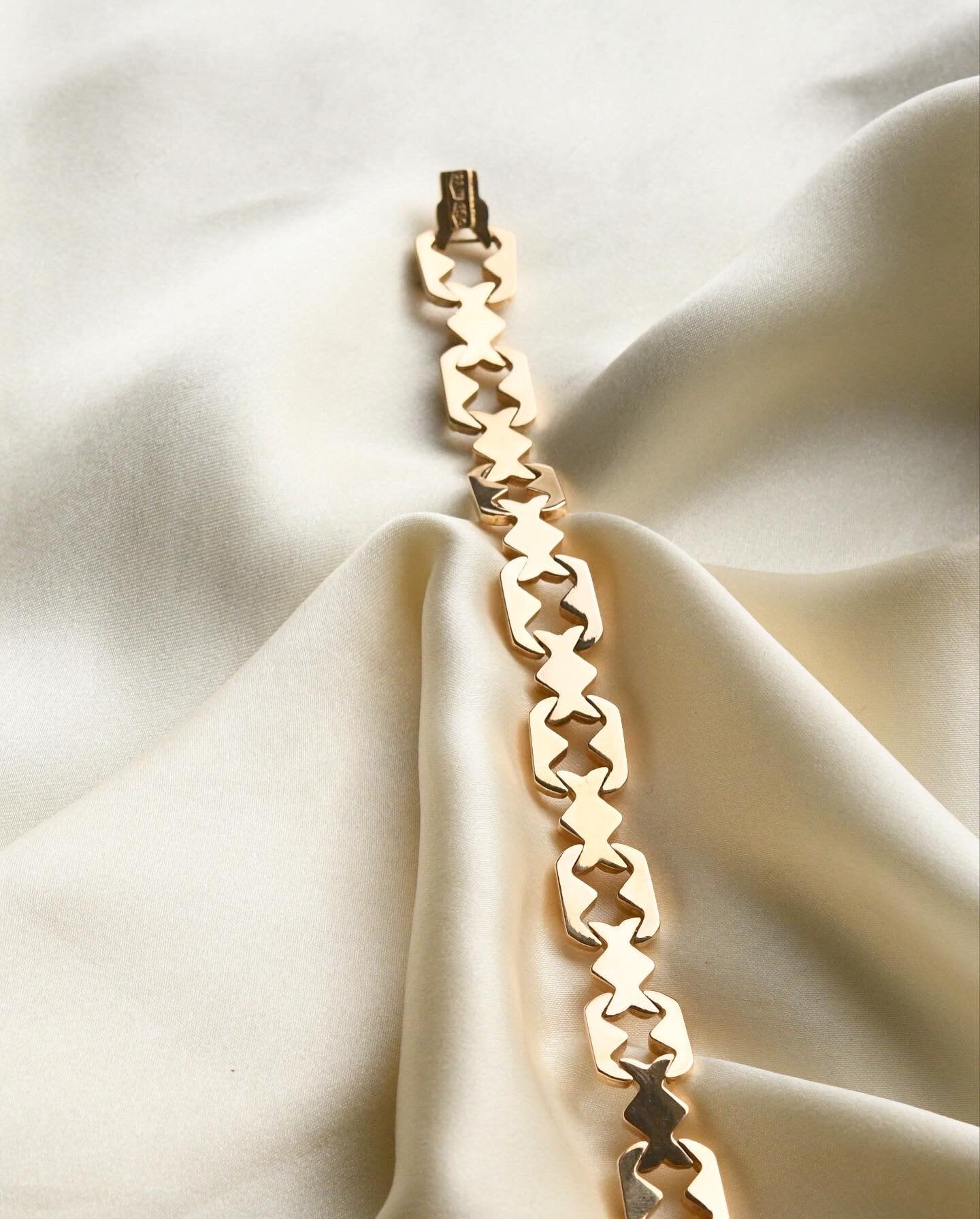 Beautiful Italian Vintage Flower Bracelet 18K Gold