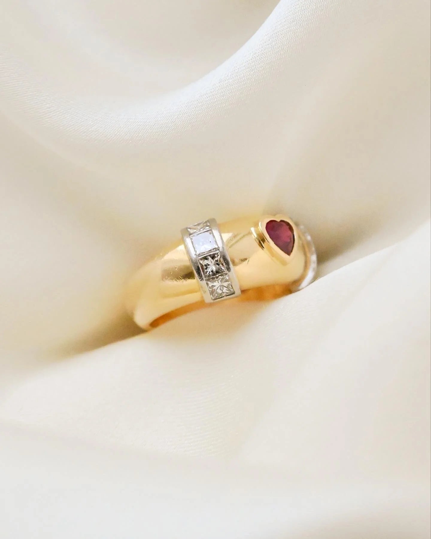 Rare Swedish Vintage Ring Princess Cut Diamonds and Heart Sapphire 18K Gold