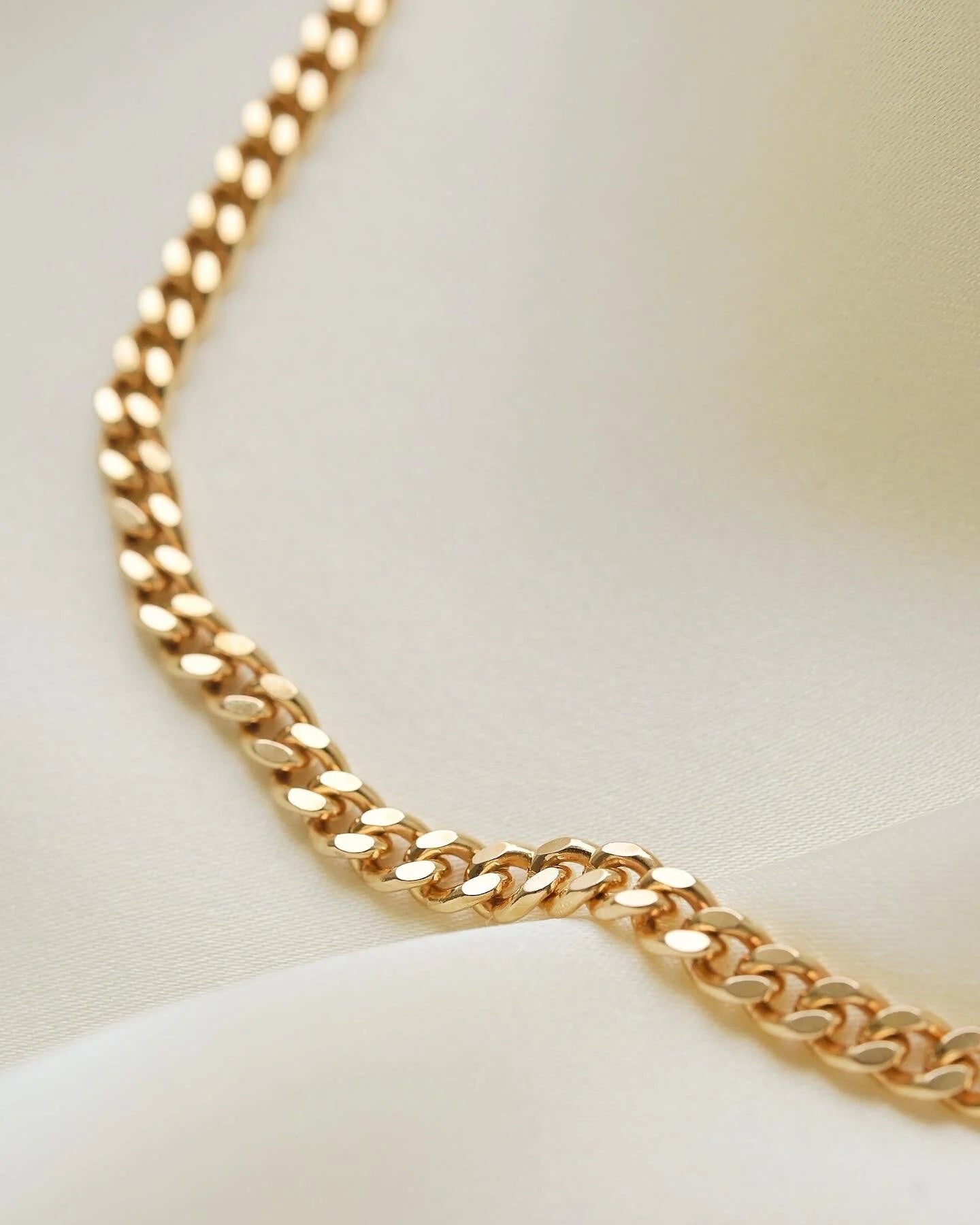 Absolutely Stunning Jo-Ans Curb Chain 18K Gold