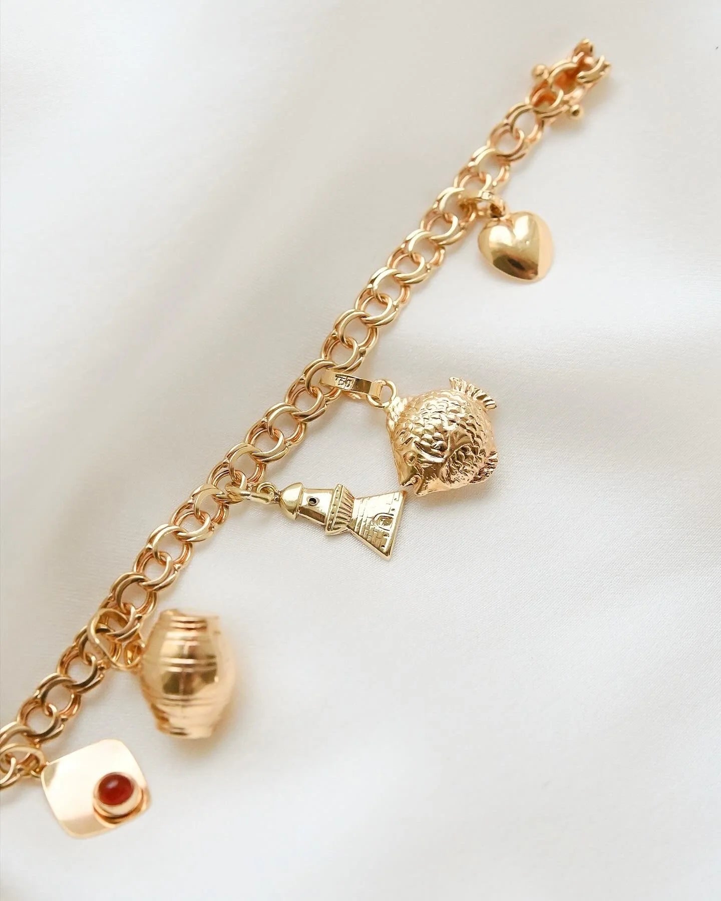 Special Mid Century 10 Charm Bracelet 18K Gold 1959