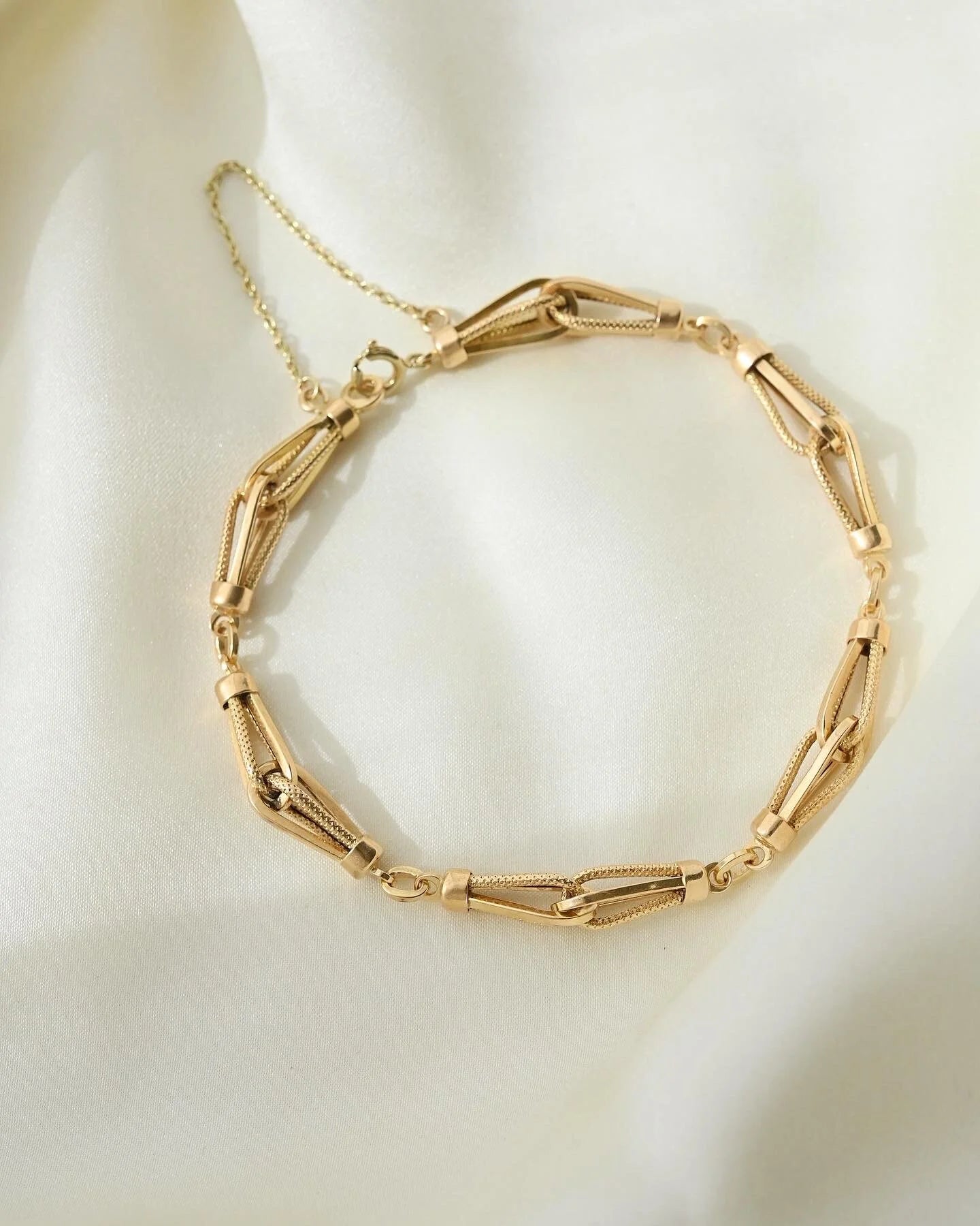 Gorgeous Fancy Link Bracelet 7.5 Inches 18K Gold