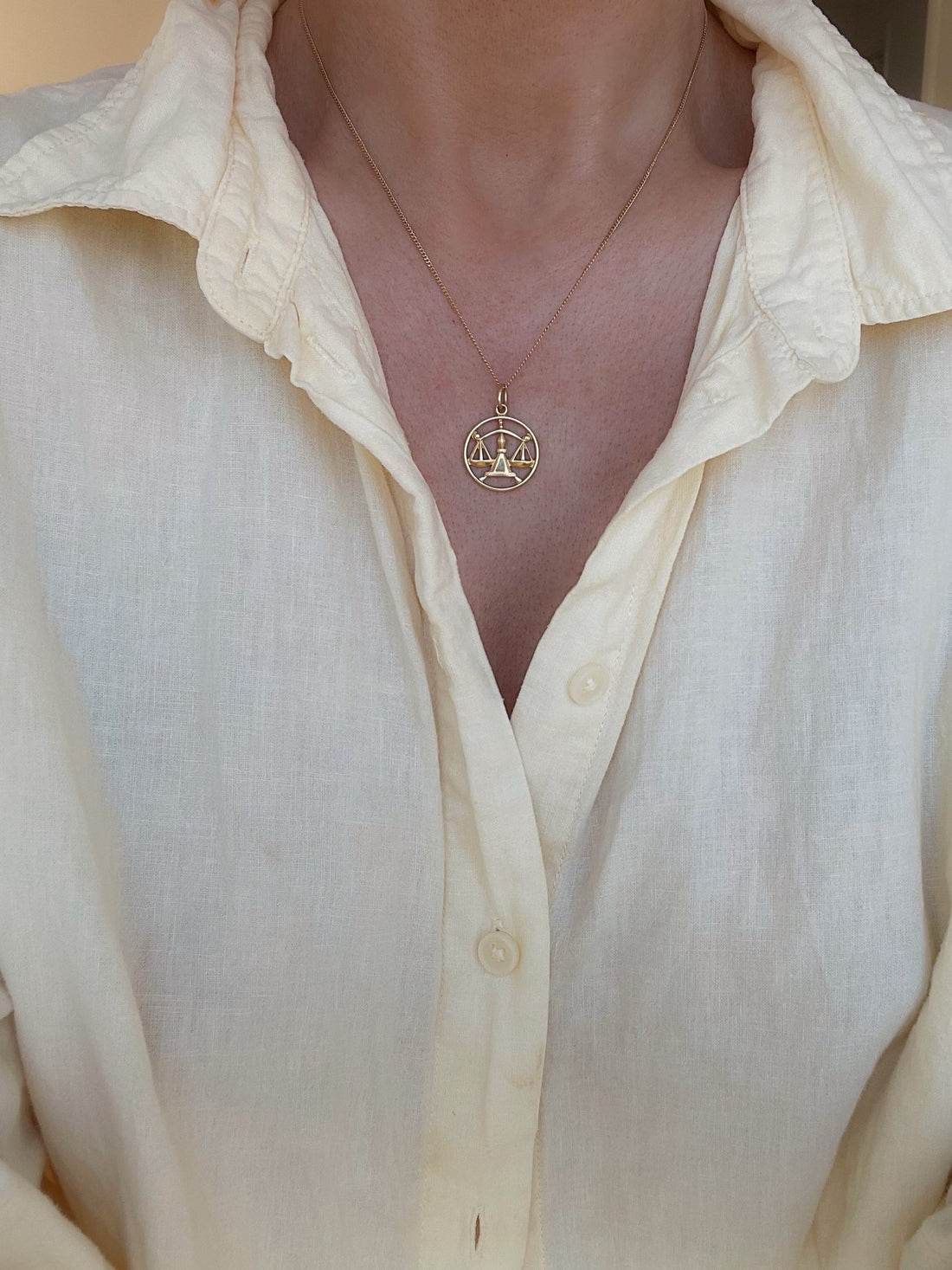 Gorgeous Vintage 18K Gold Libra Zodiac Pendant with Openwork Decor