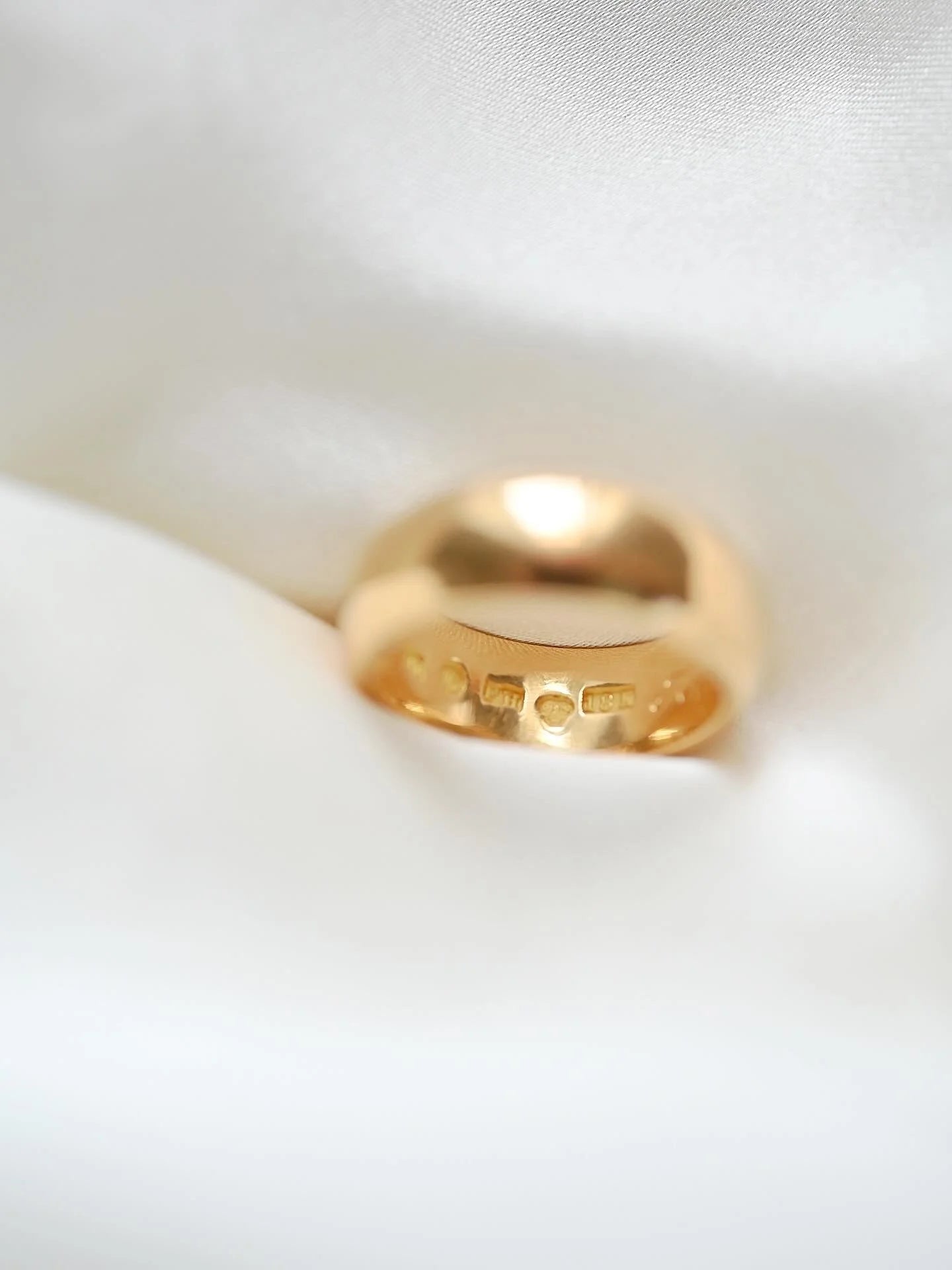 Incredibly Beautiful and Rare Wide Band Ring 18K Gold
