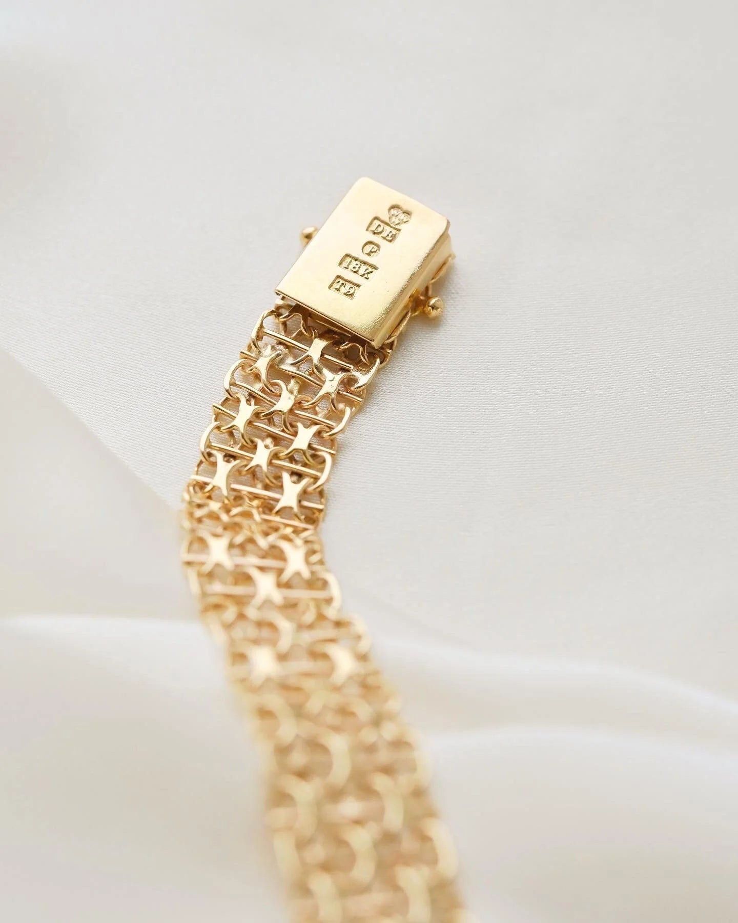 The “They just don’t make ‘em like this anymore” Bracelet 18K Gold 1969