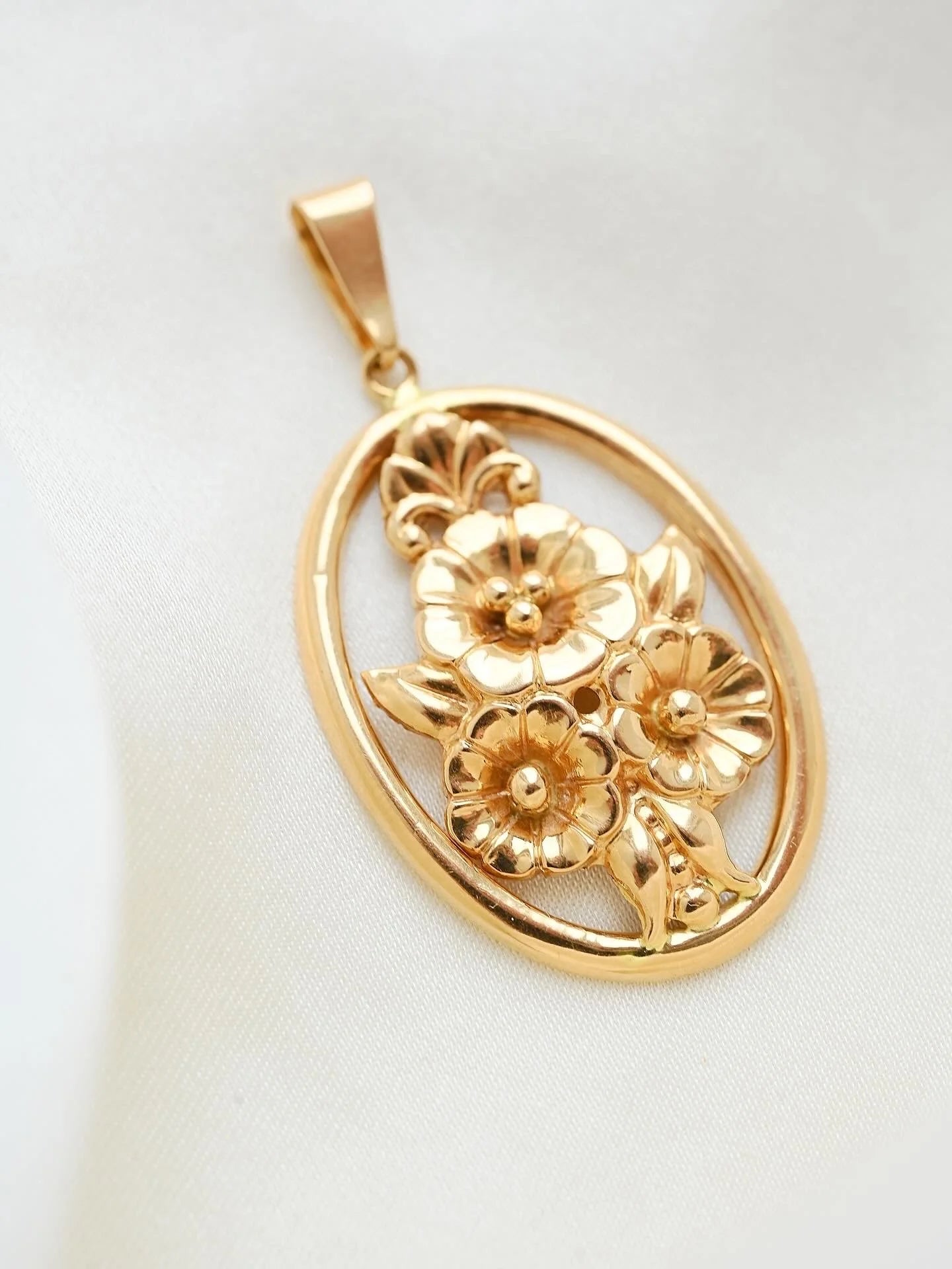Exquisite Old Repousse Garden Pendant 18K Gold 1900s