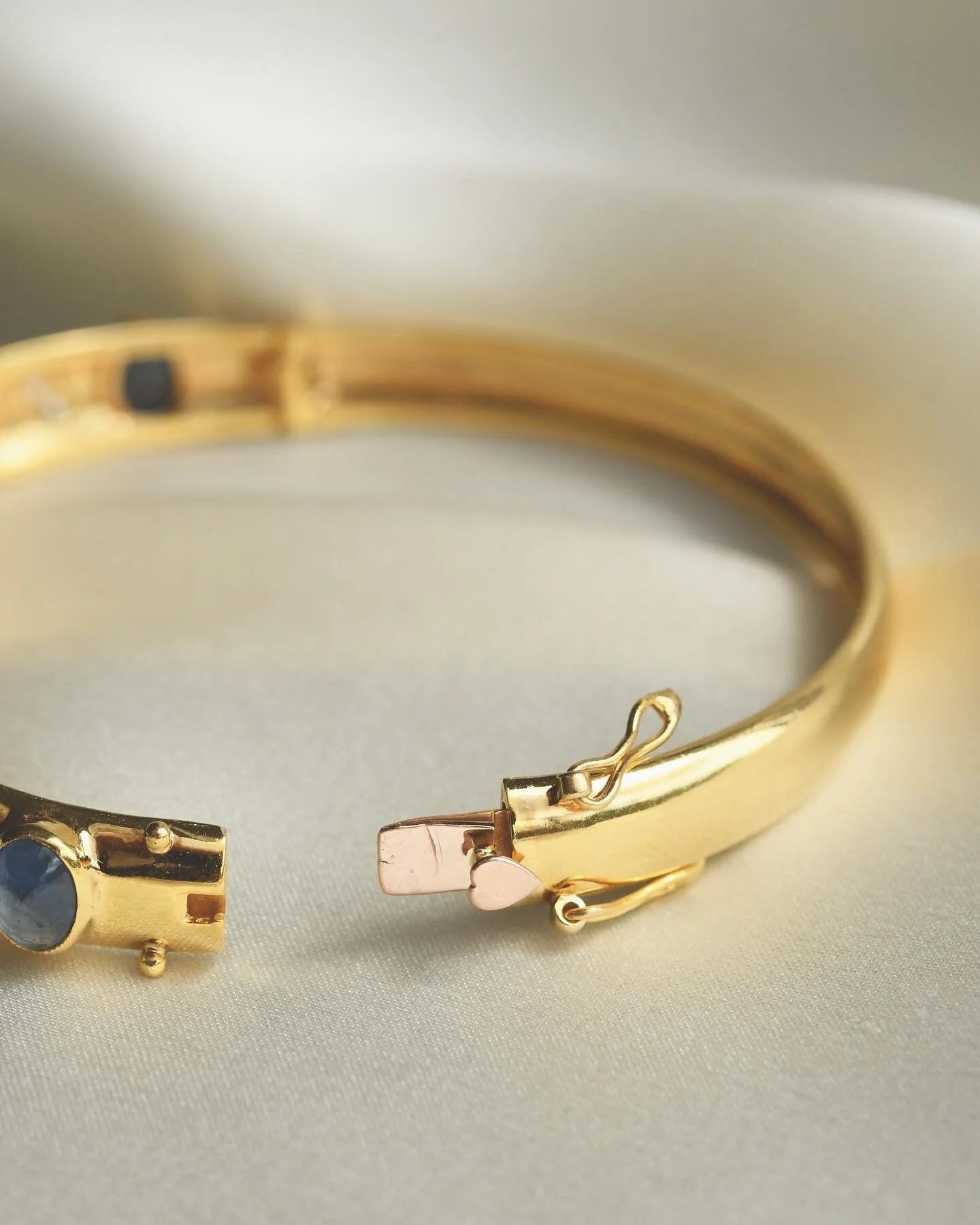 Magical Sapphire Cabochon Bracelet 14K Gold 1980s