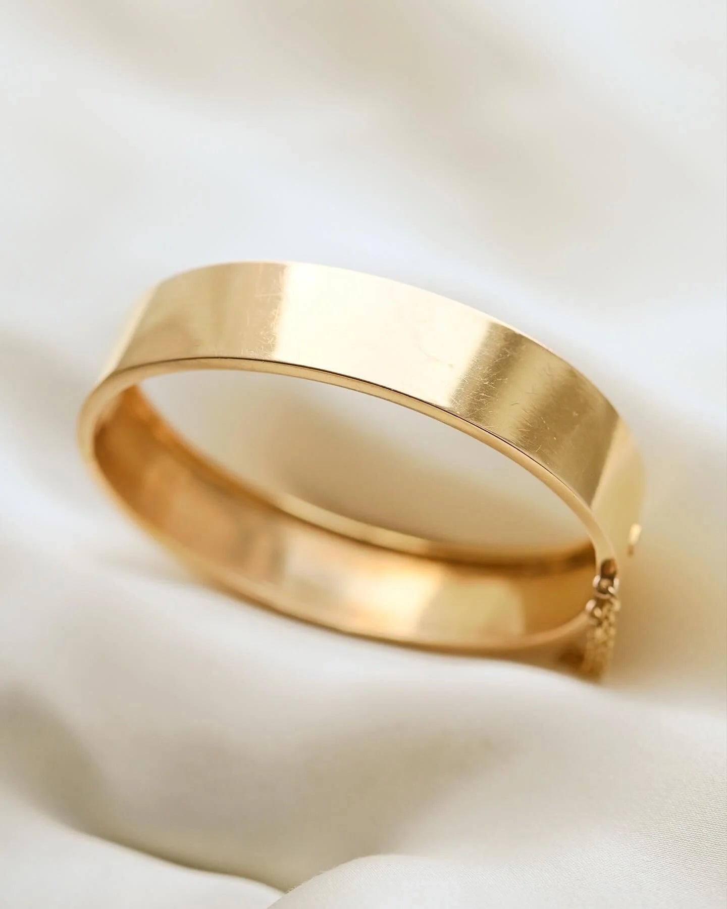 Exquisite Rare Antique French Engraved Bangle 18K Gold Paris 18/1900s