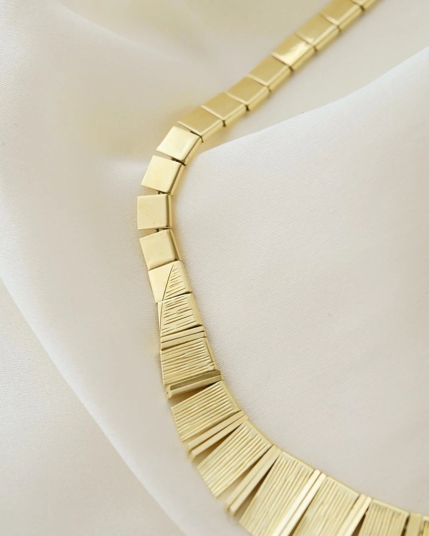 Sexy Fringed Cleopatra Necklace 14K Gold 1970