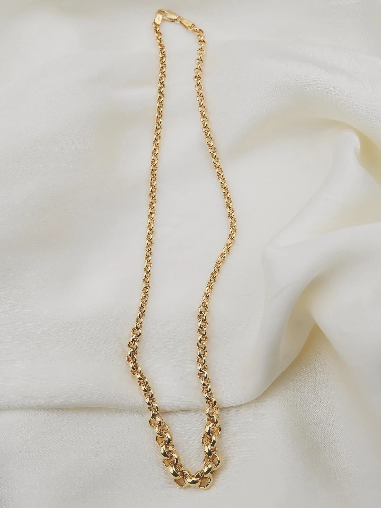 Luxurious Graduated Rolo Link Chain Necklace 18K Gold Italy 1980s
