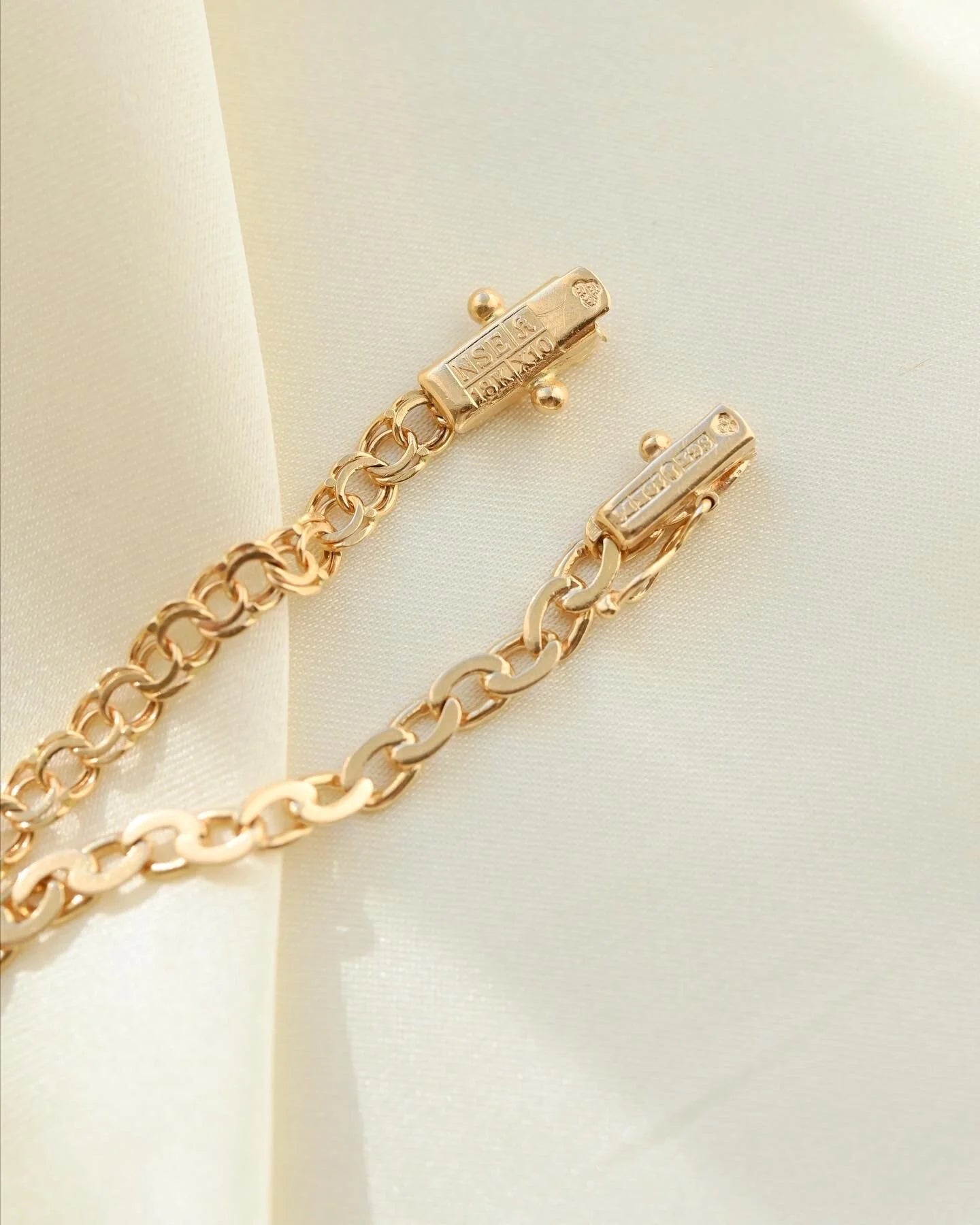 Glowing Vintage Baby Bismarck Bracelet 18K Gold