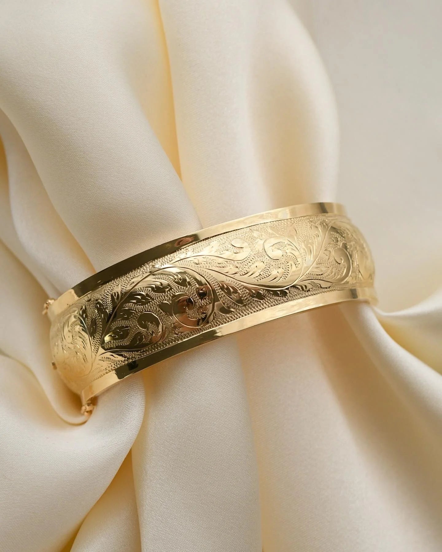 Engraved Dream Bangle 18K Gold 26.7 Grams 1948