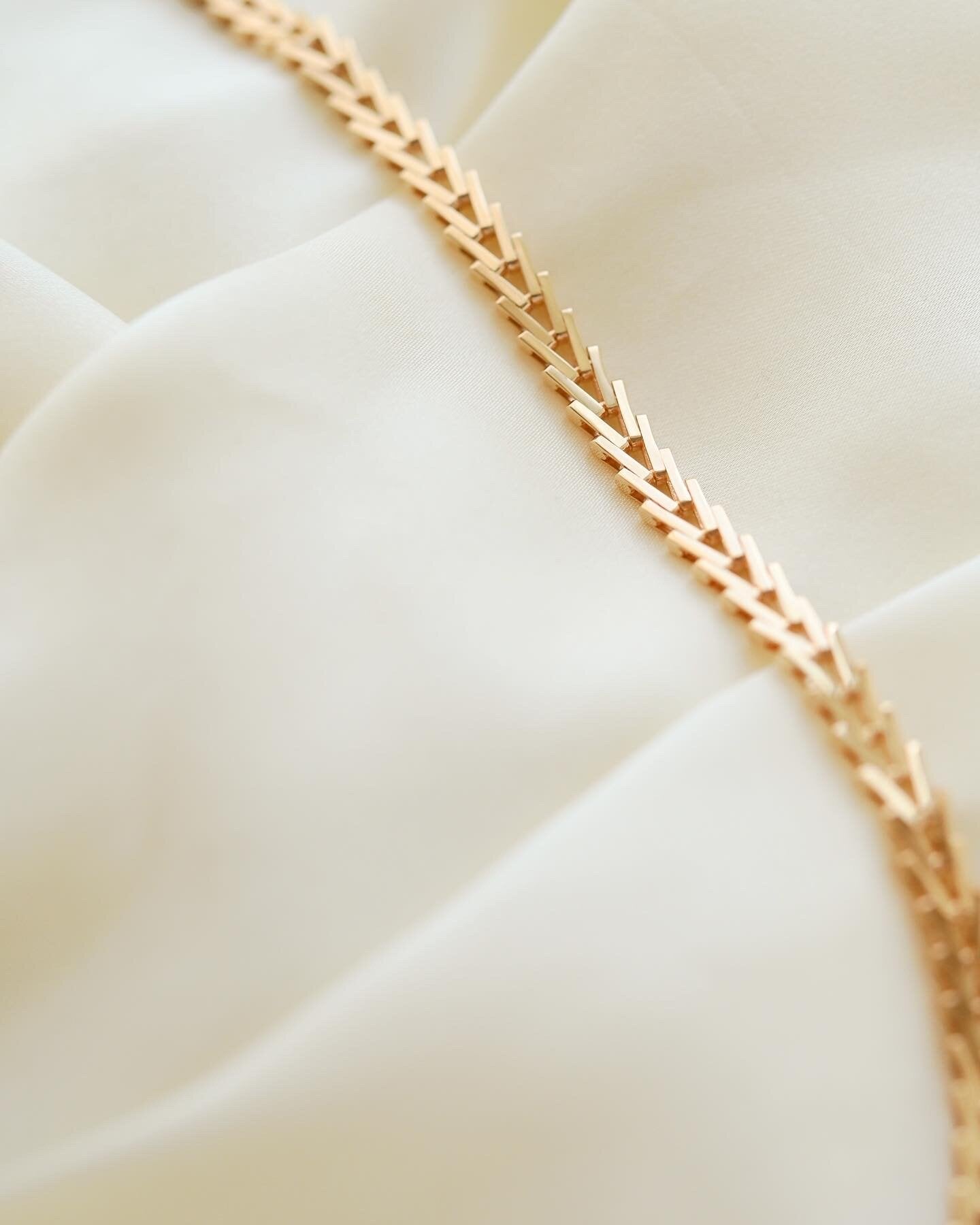 Heavy, 17.15 inches Geneva Variation Necklace 14K Gold 1970s