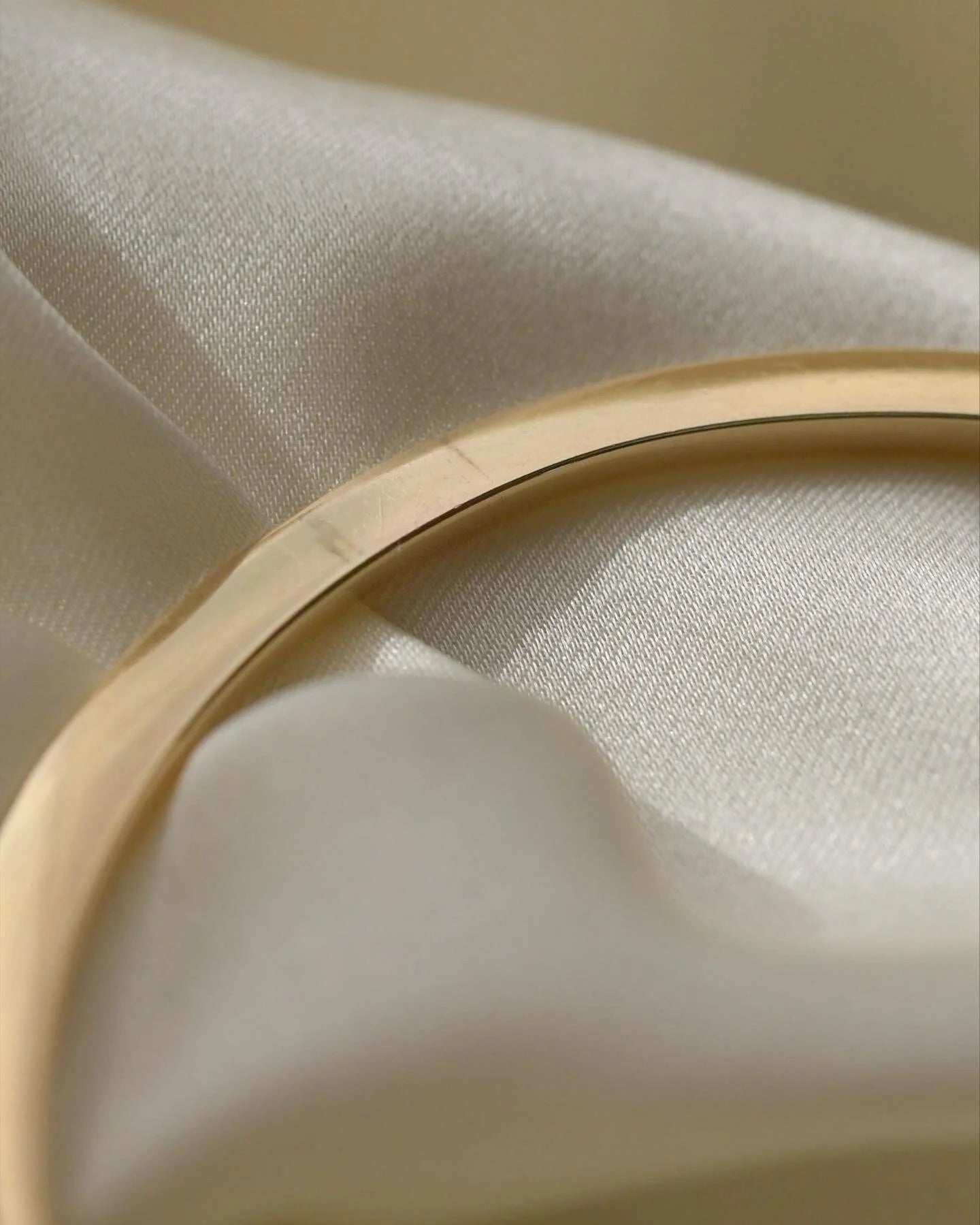 Amazing Knife Edge Vintage Bangle 14K Gold 1940s