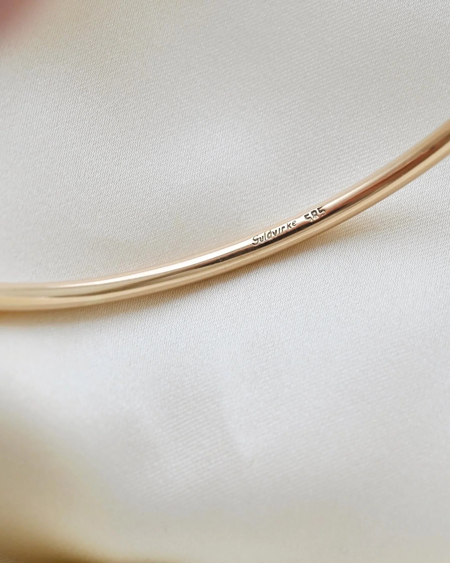 Classic Timeless Round Vintage Gold Bangle 14K 1960s